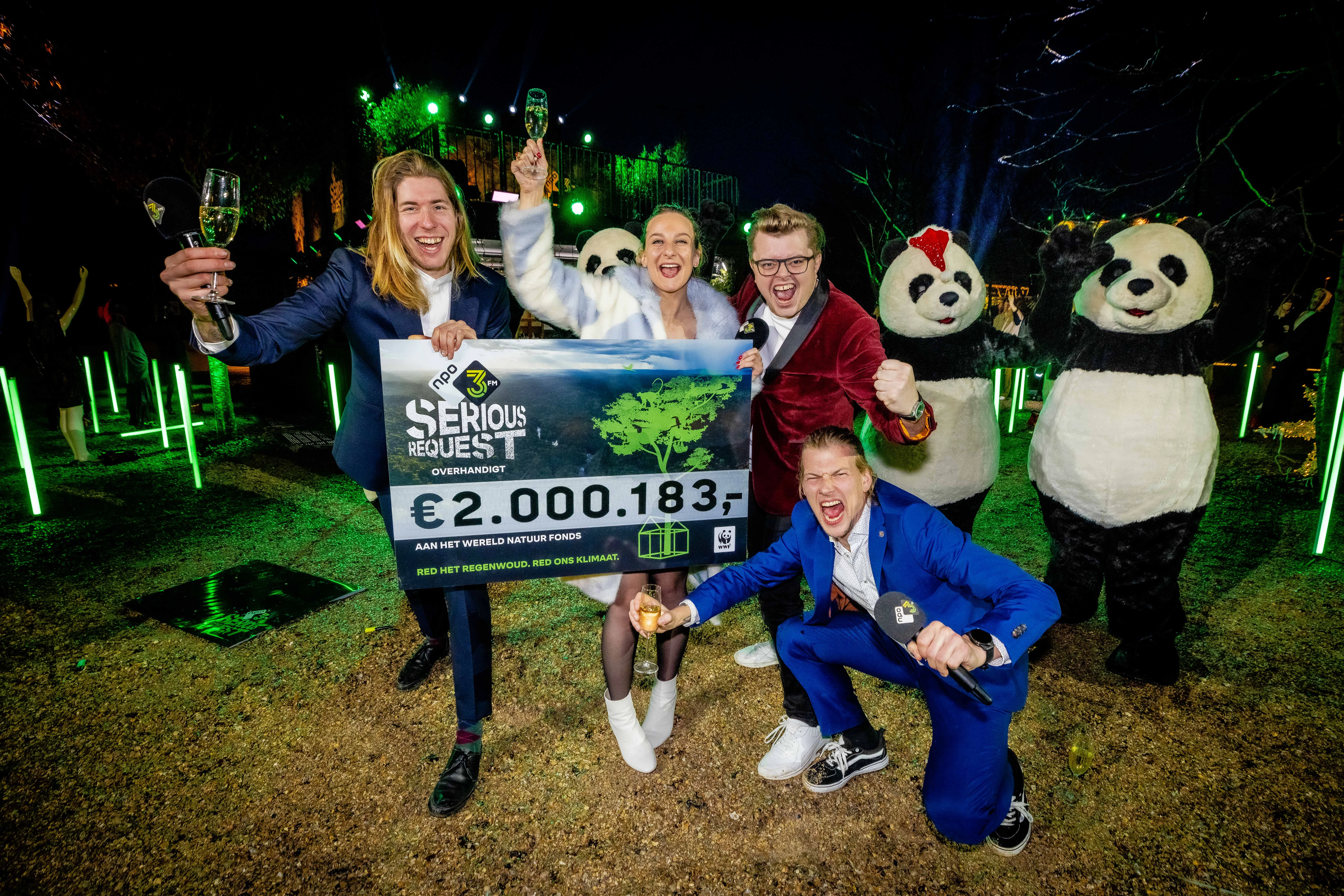 DJs poseren voor cheque Serious Request 2021 met panda's