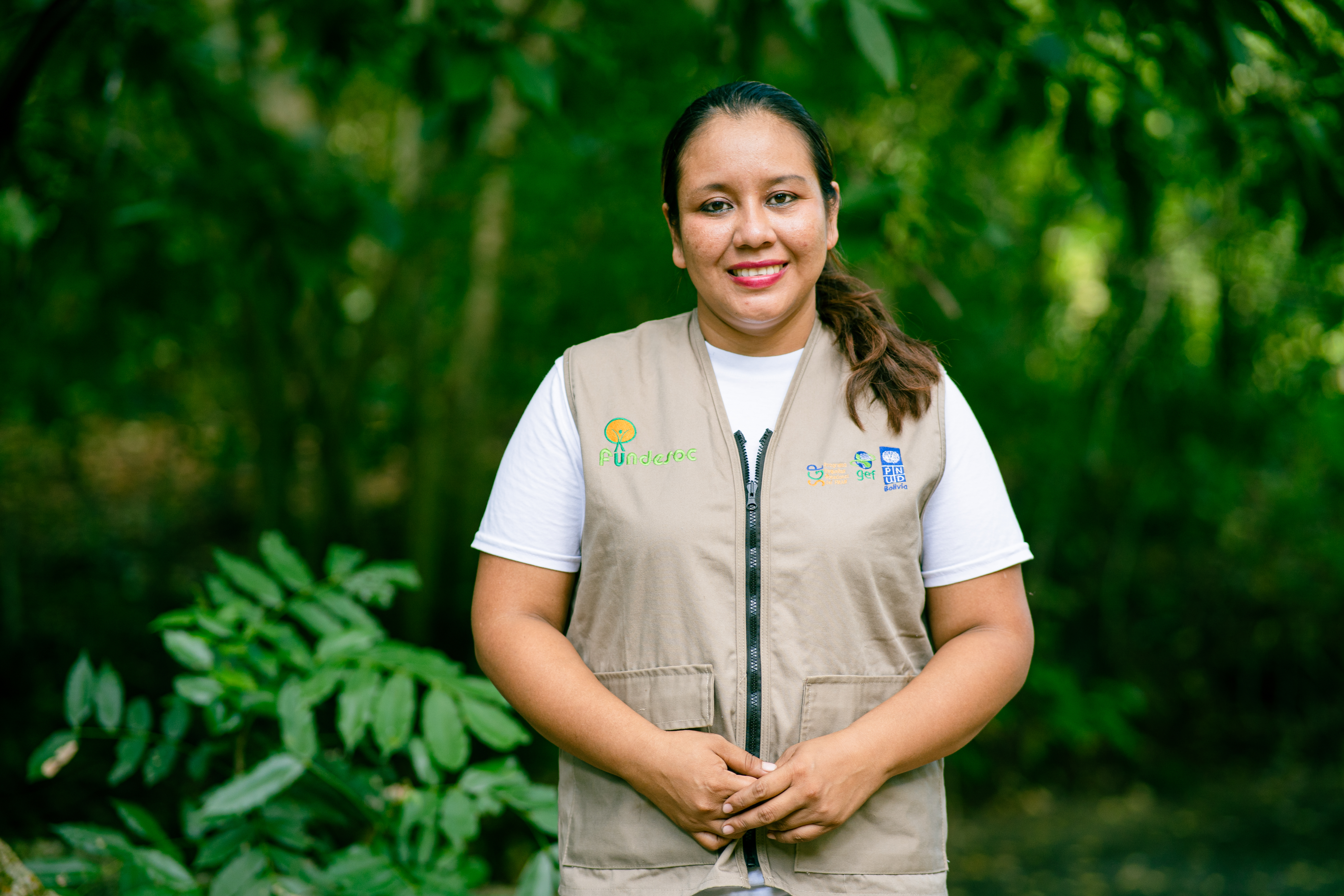 vrouw kijkt en glimlacht in camera