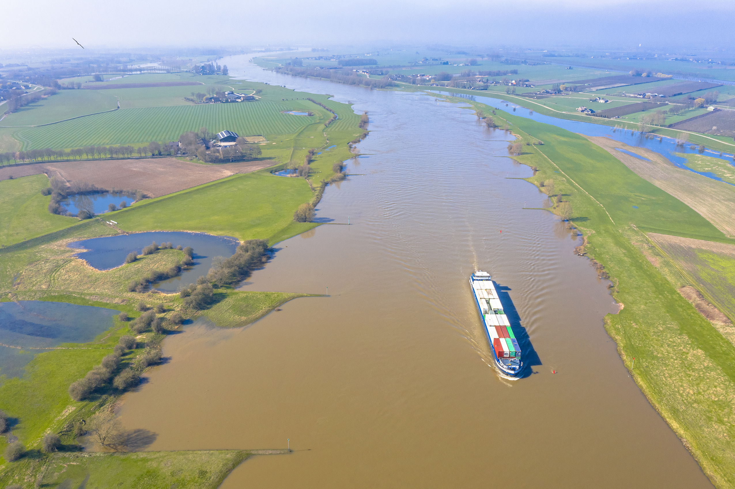 binnenvaartschip op de rivier de lek