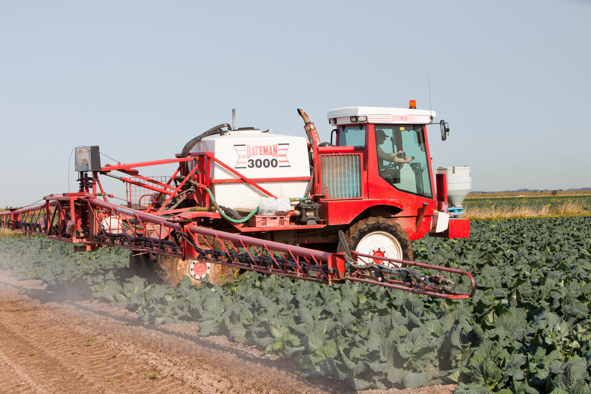 boer sprayed pesticiden over kolen