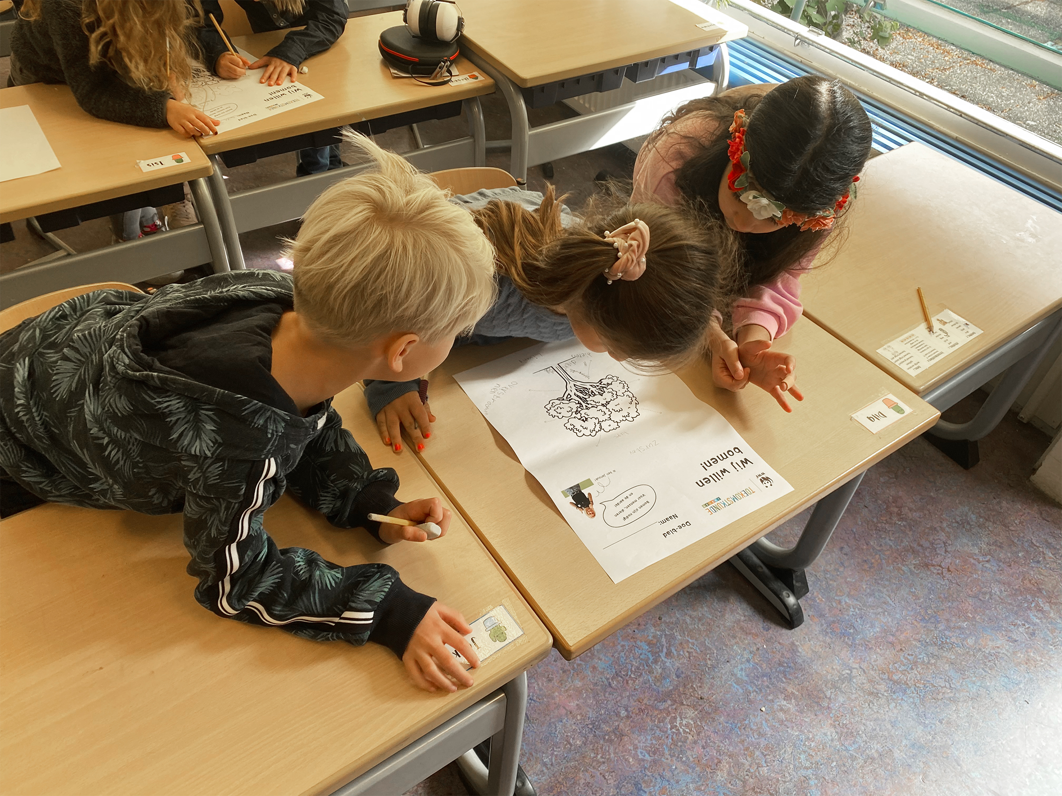 Kinderen werken aan les van Toekomstkunde Junior over bomen