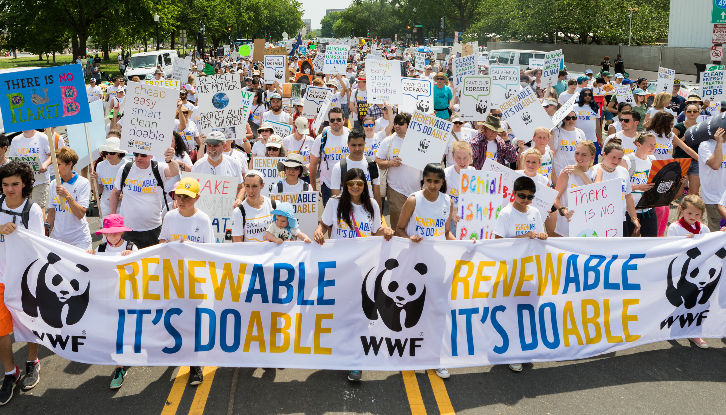 protest mensen houden doek vast met tekst renewable it's doable
