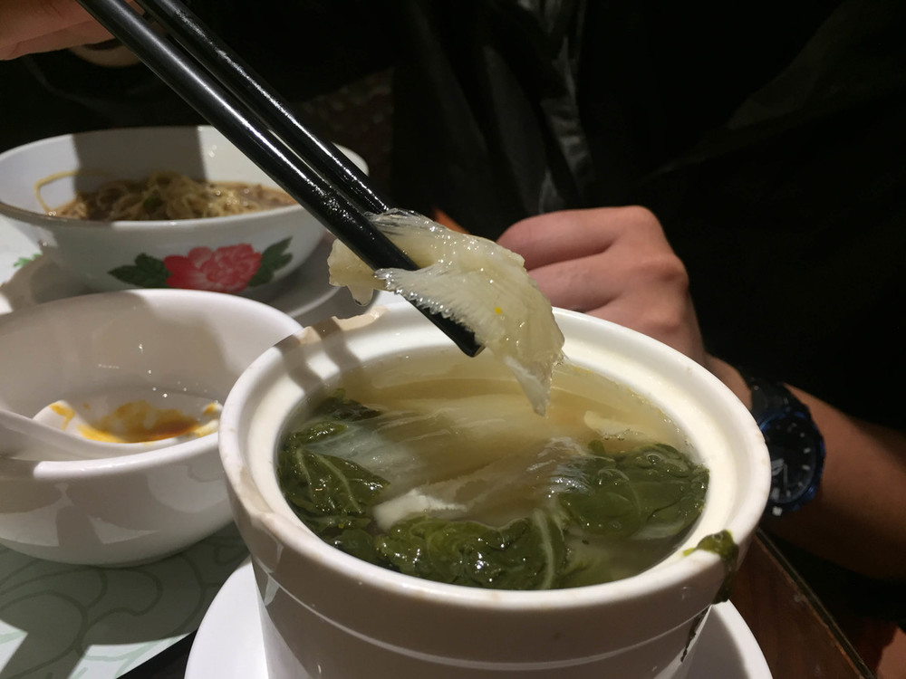 kom met haaienvinnen soep