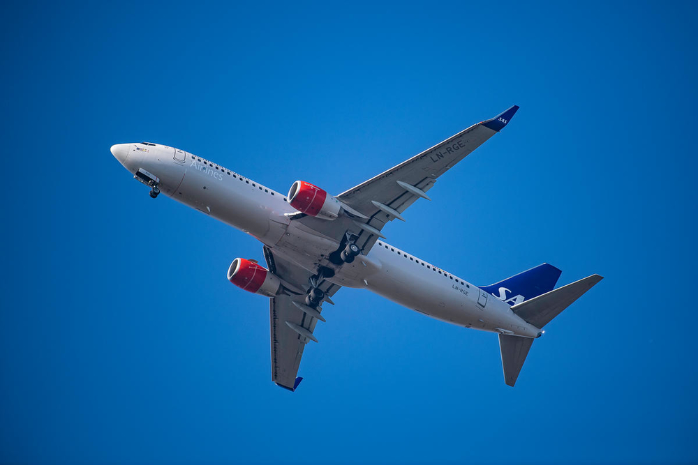 vliegtuig van onderen gefotografeerd