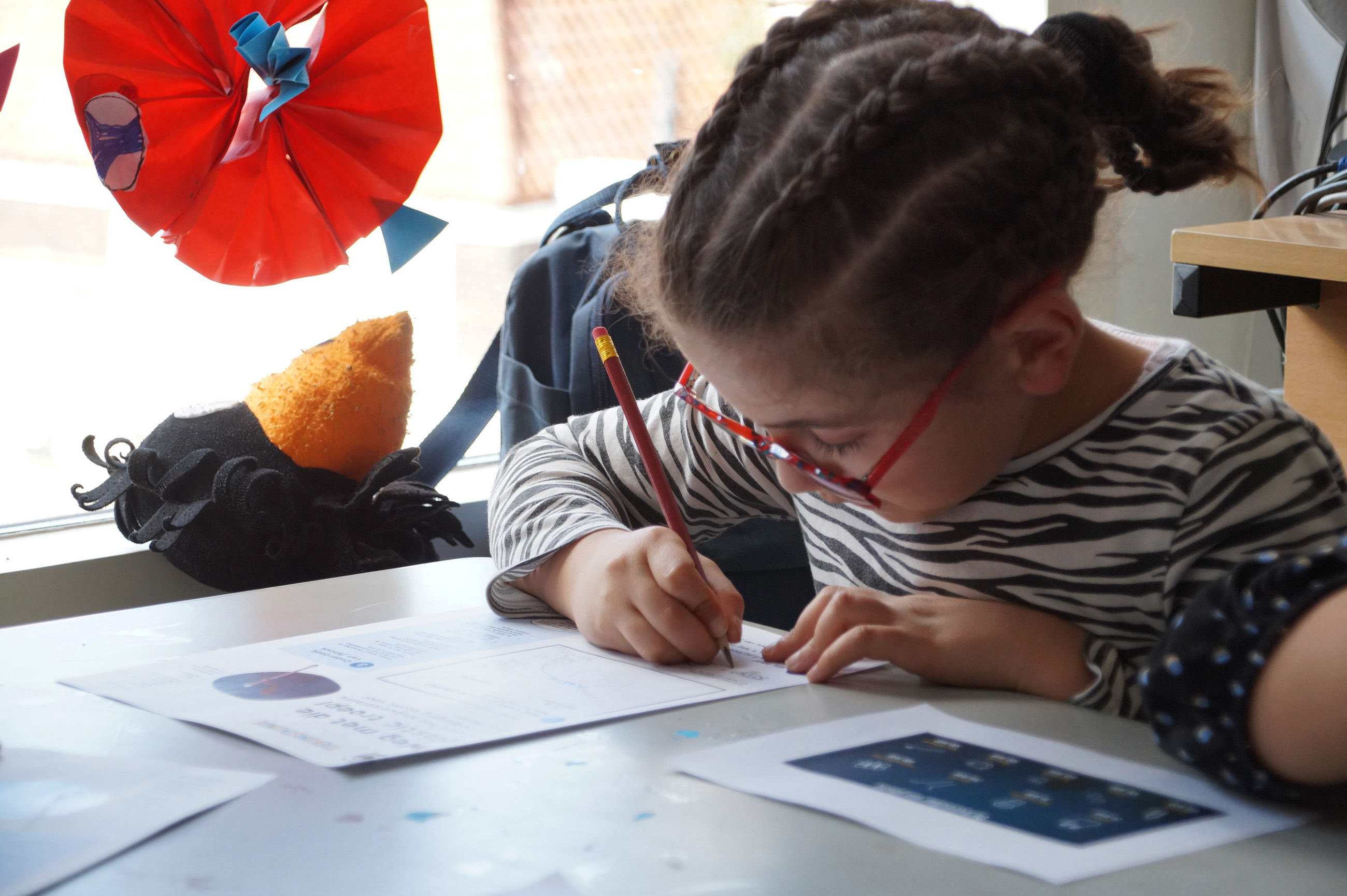 Toekomstkunde leerling maakt een opdracht