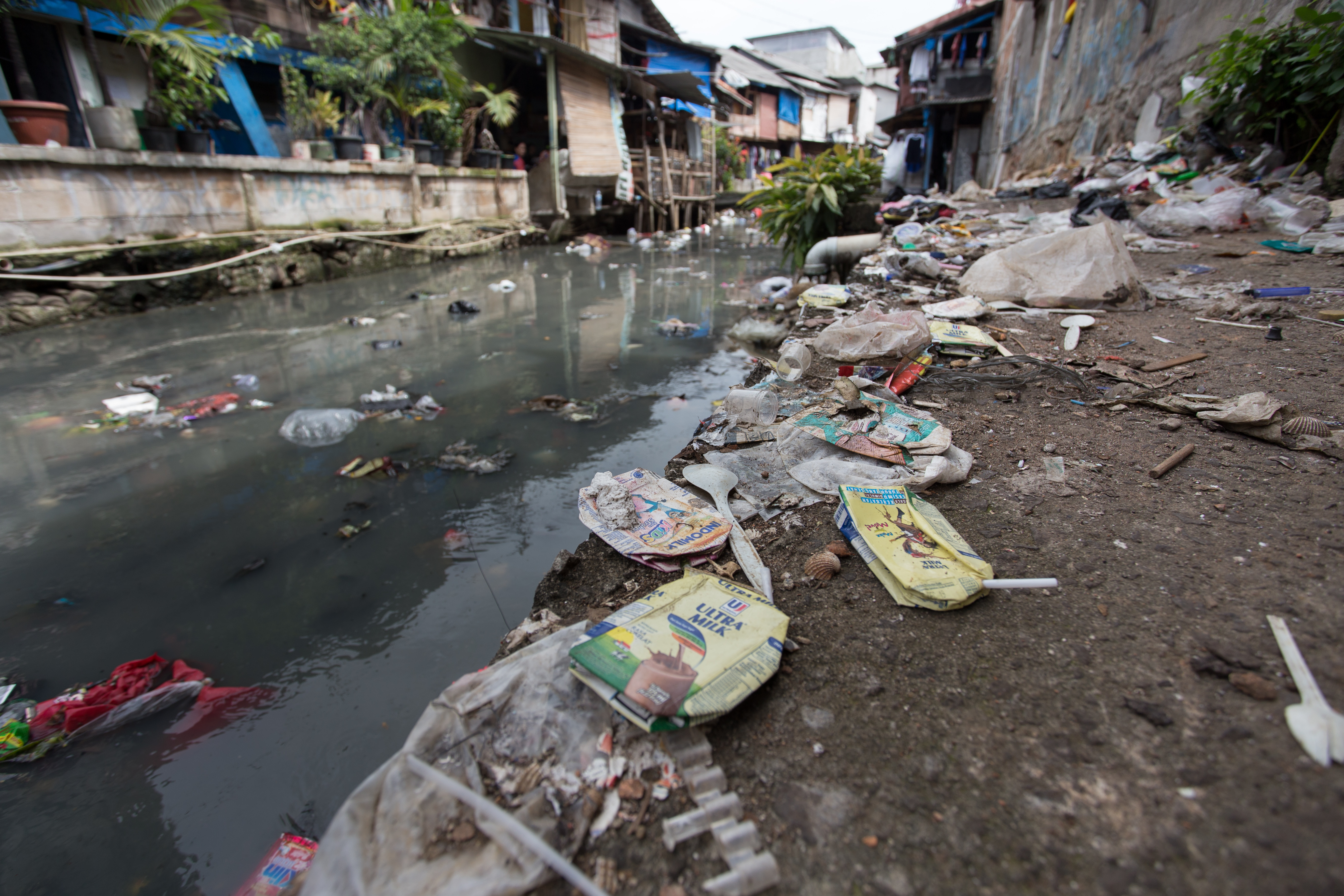 Vervuilde rivier in Jakarta