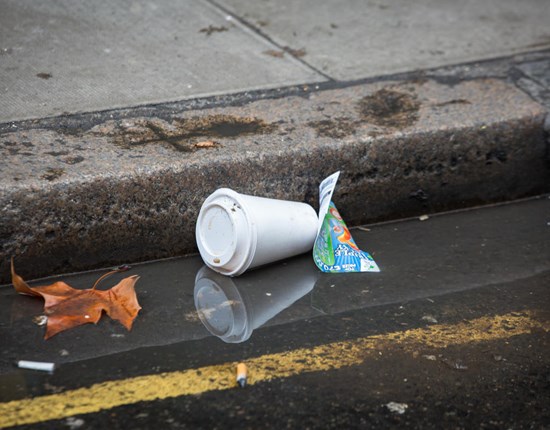 Afval op straat, beker, plastic
