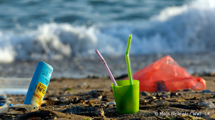 Plastic afval achtergelaten op het strand 