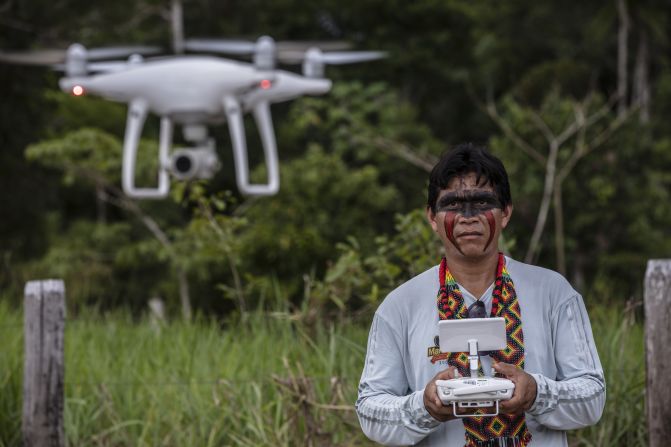 Ismael Menezes Brandão van de inheemse rechtenorganisatie CPI in Brazilië gebruikt drones om illegale ontbossing vast te leggen. De beelden en GPS-data helpen gemeenschappen hun bossen te beschermen.