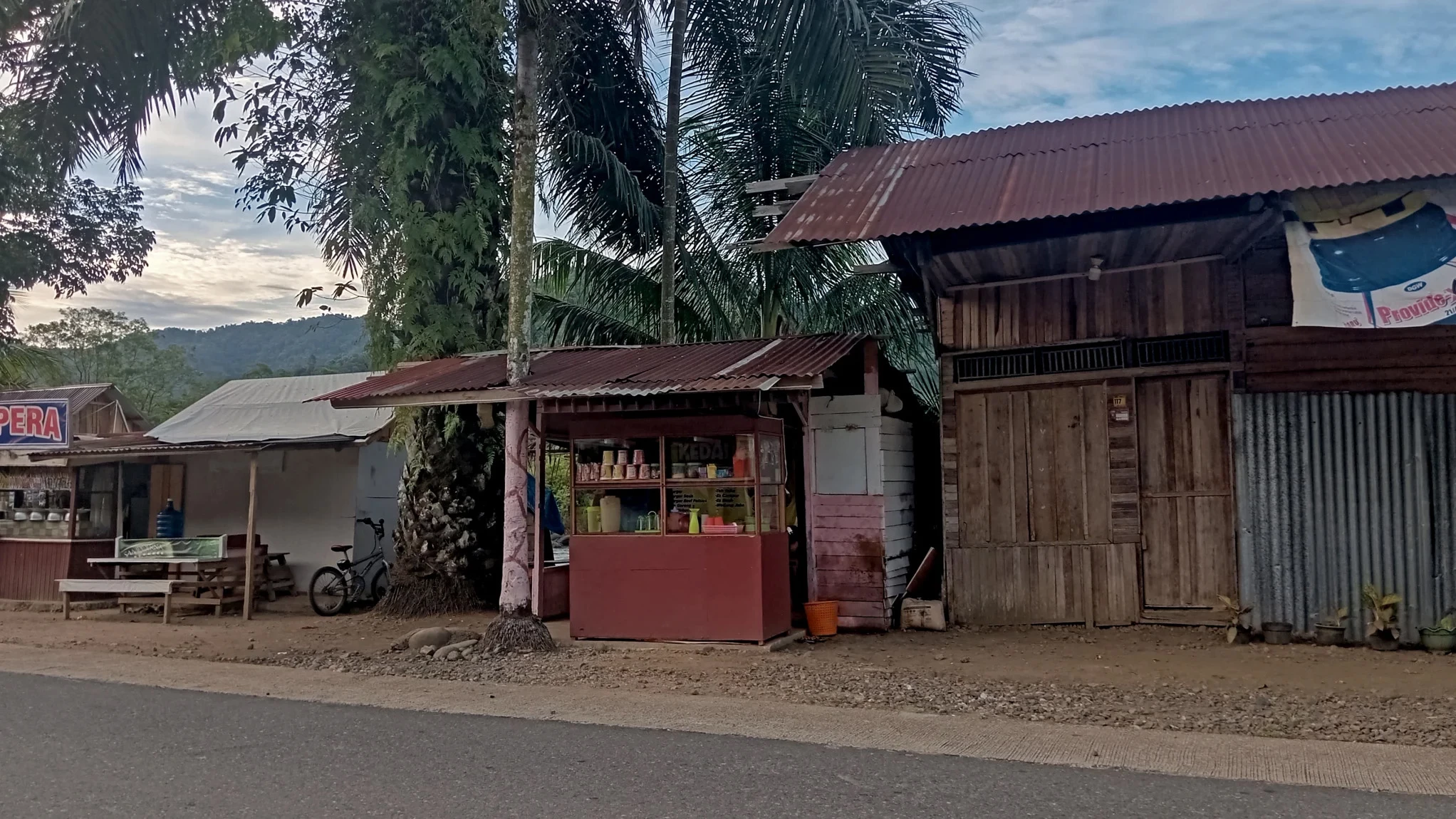 kraampjes waar Kasmawati dingen verkoopt