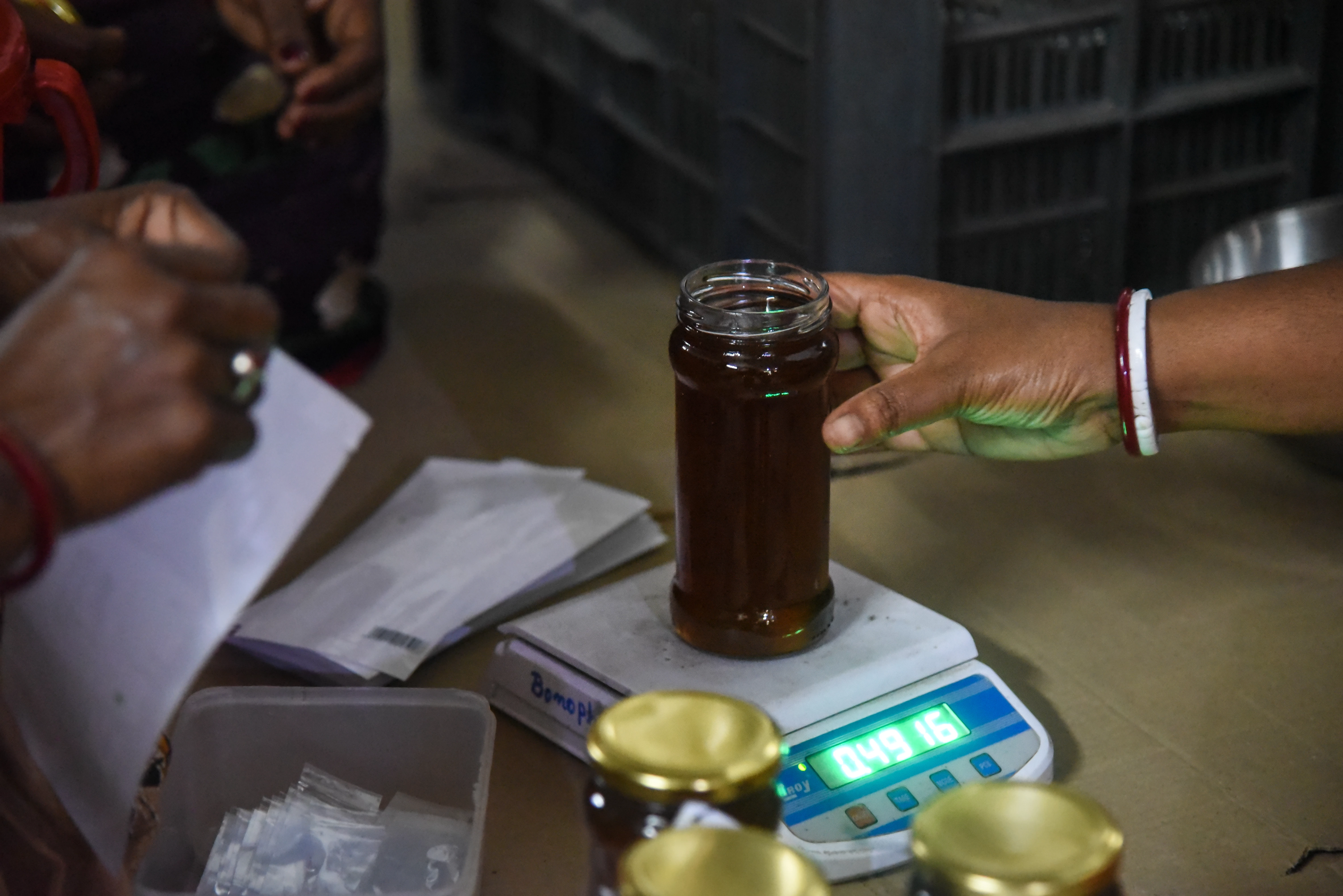 Pot honing wordt gewogen_Tanmoy Bhaduri_WWF.JPG