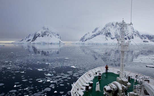 Dwergvinvissenonderzoek boot vaart door ijs