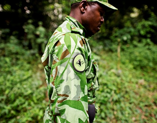 Bewakers op anti-stroperij patrouille in het bos