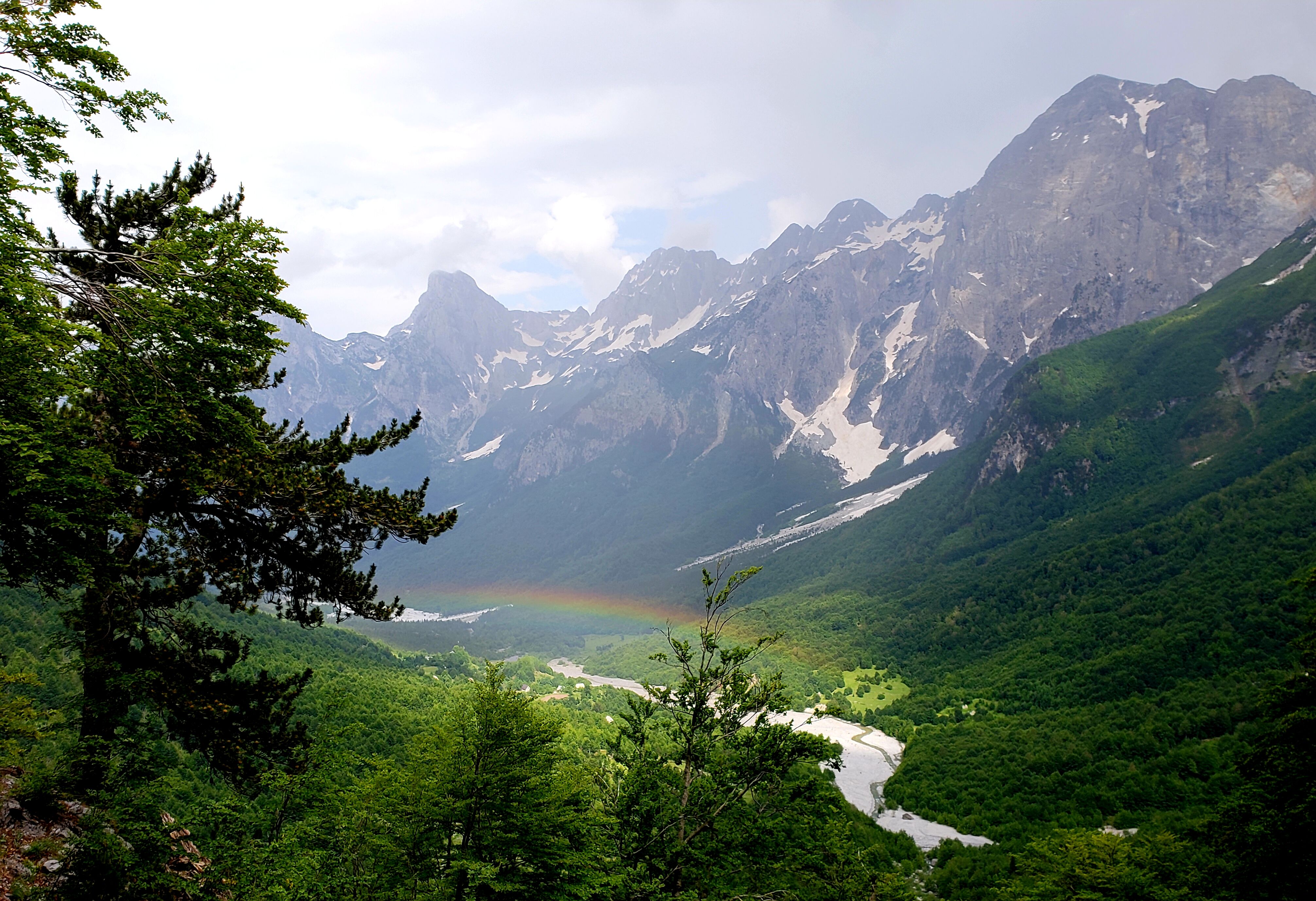 regenboog in vallei met bergen