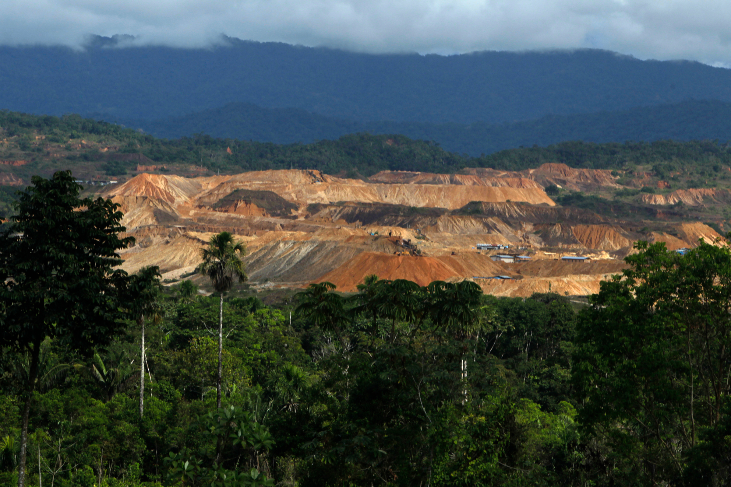 Een panoramisch uitzicht op de enorme mijnen