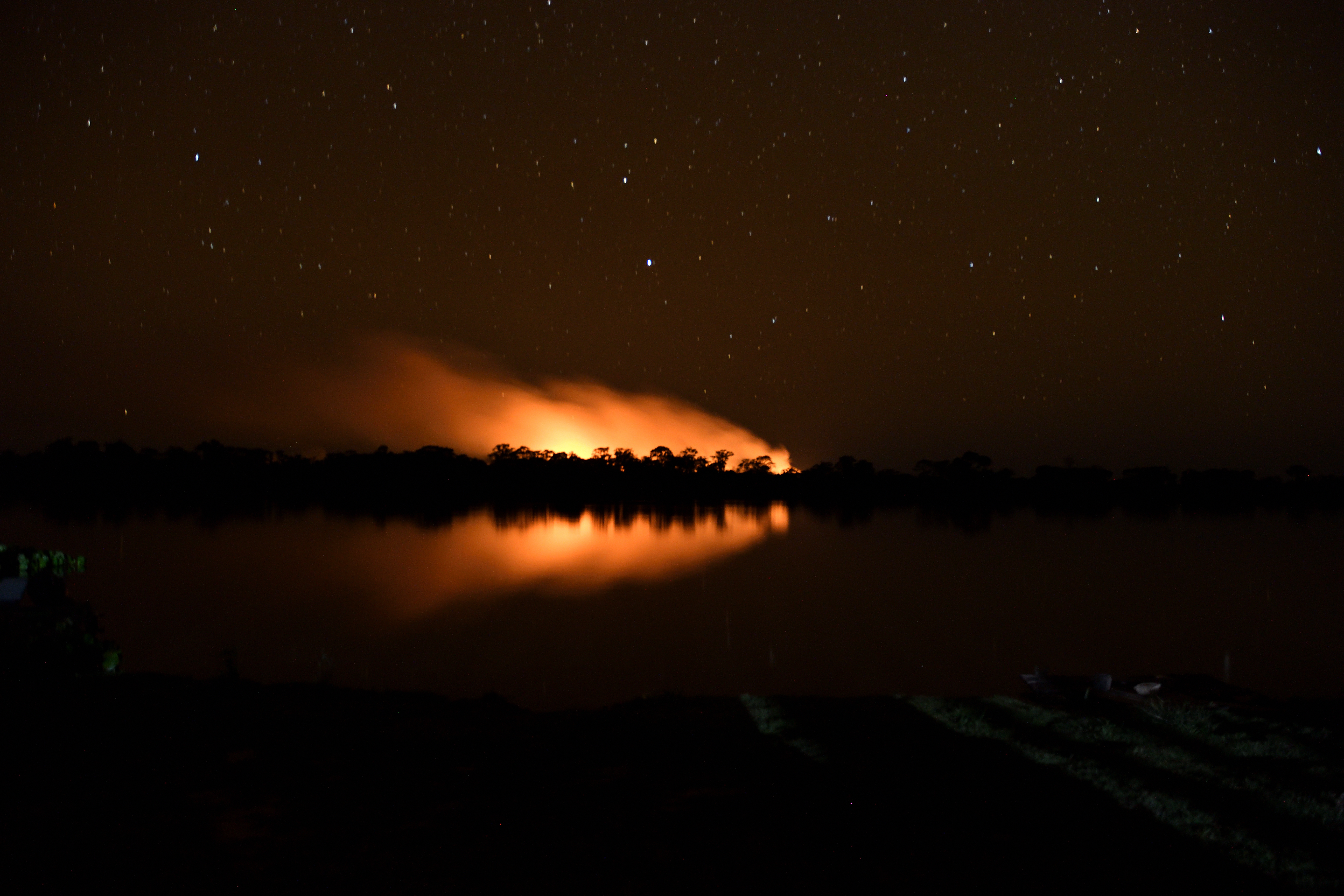 Pantanal brandt in de nacht