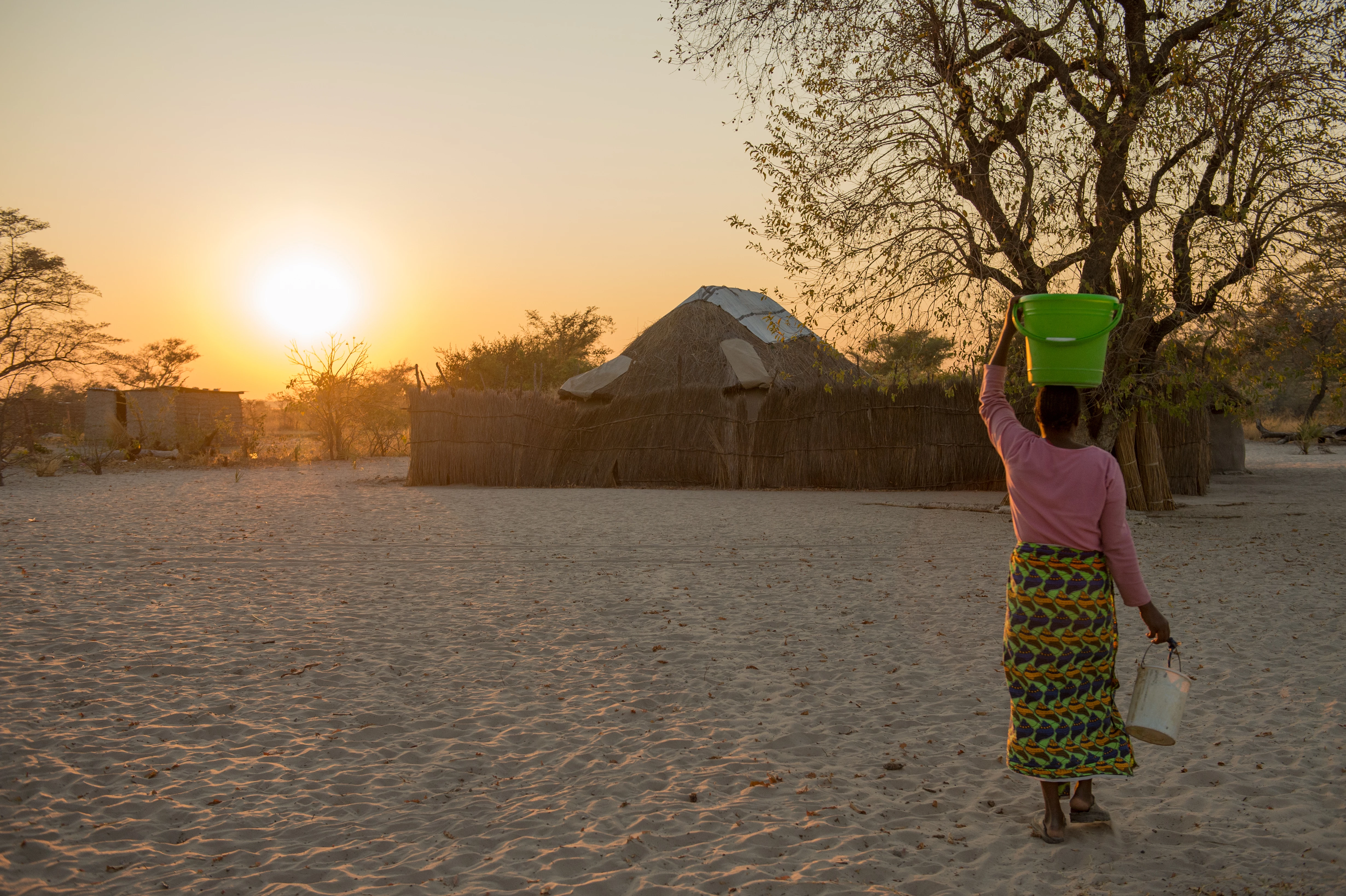 Boerin in Kaza, water halen WW193698.jpg