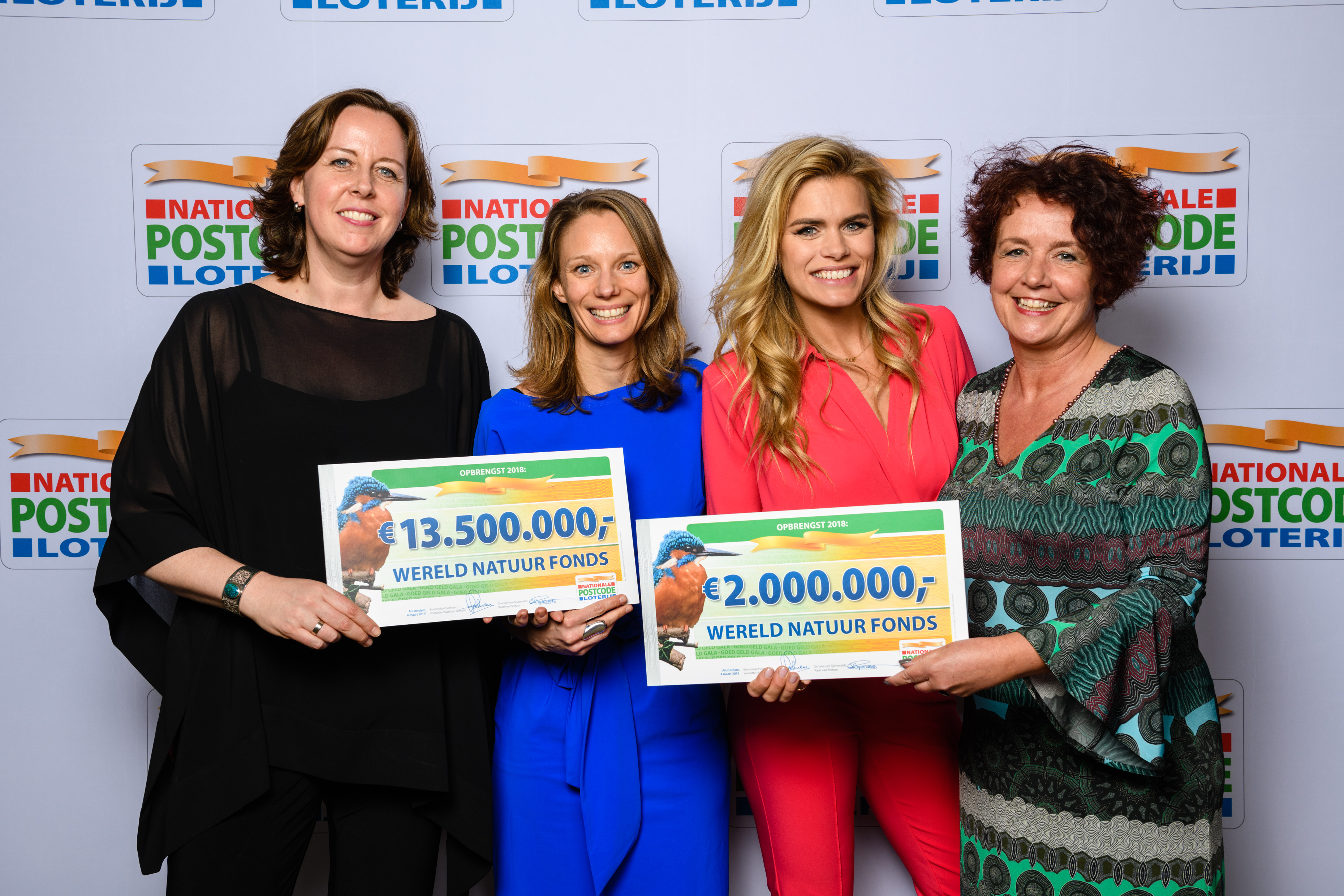 Nationale postcode loterij overhandigt WWF geld