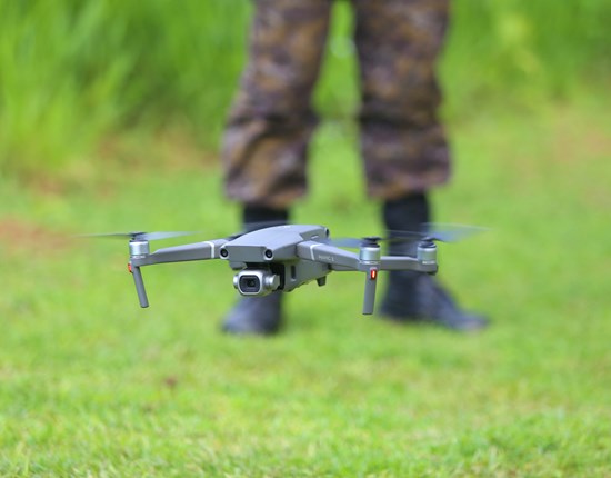 Drone vliegt laag bij de grond