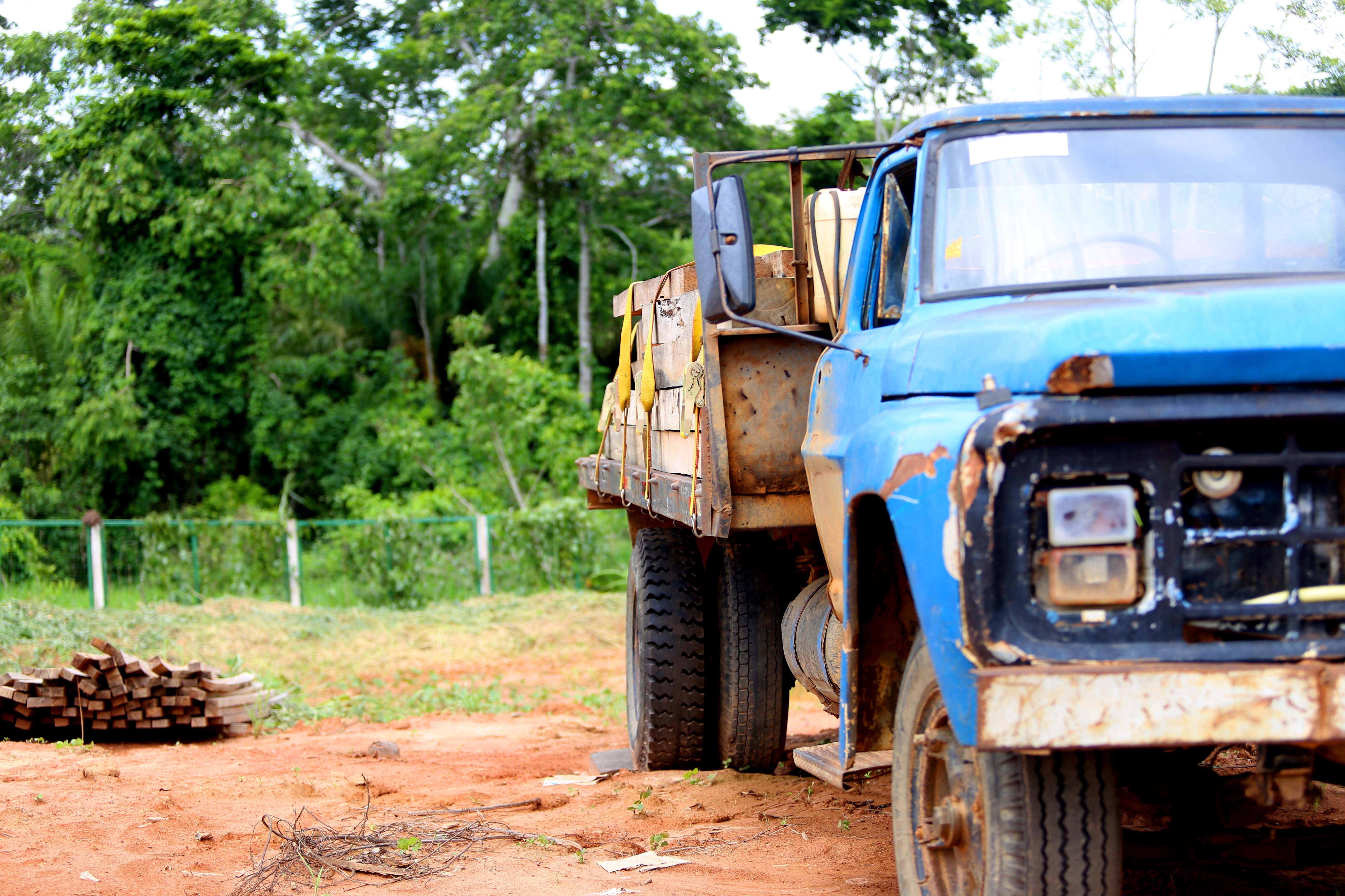 Een auto met aanhanger