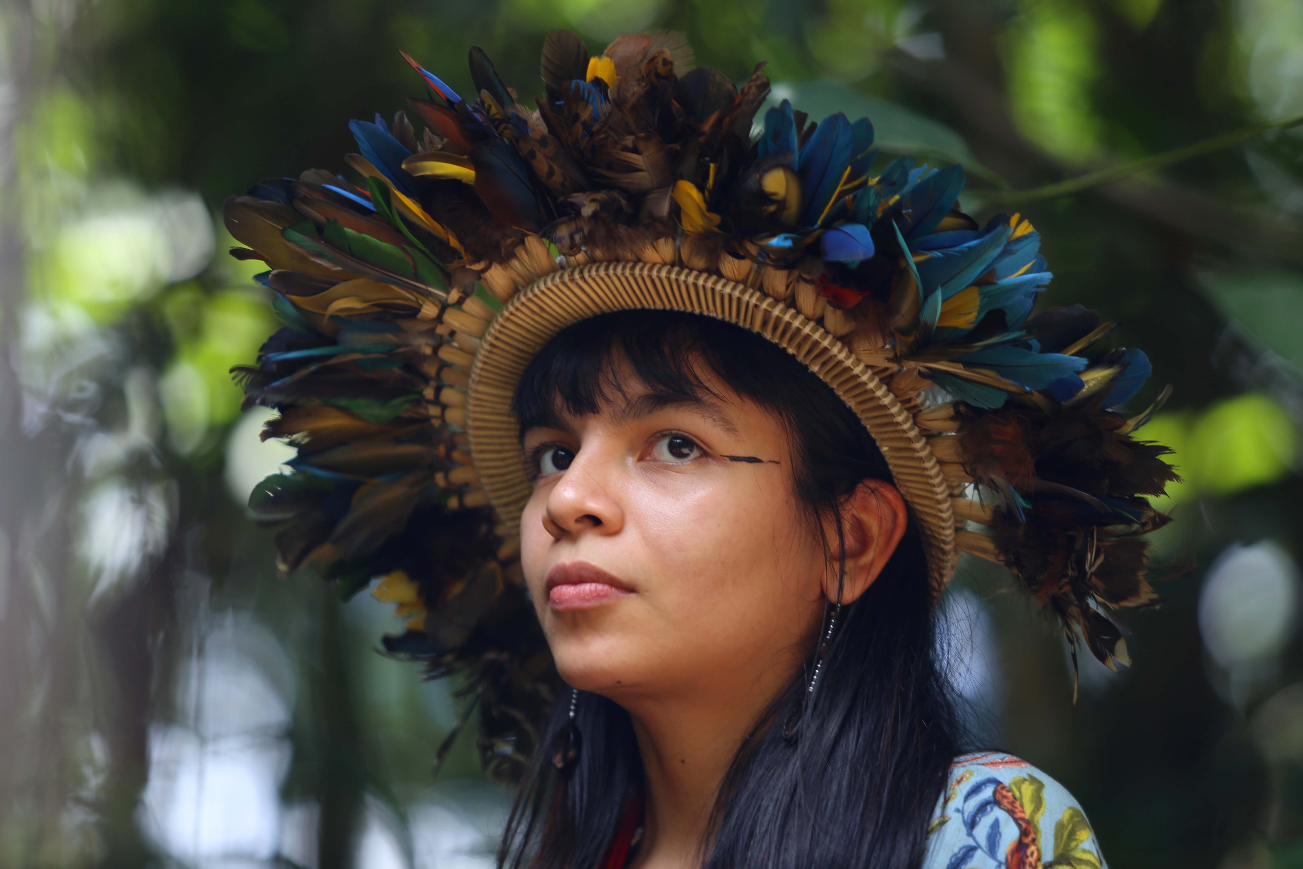 Vrouw met hoofdtooi in bos Zuid-Amerika