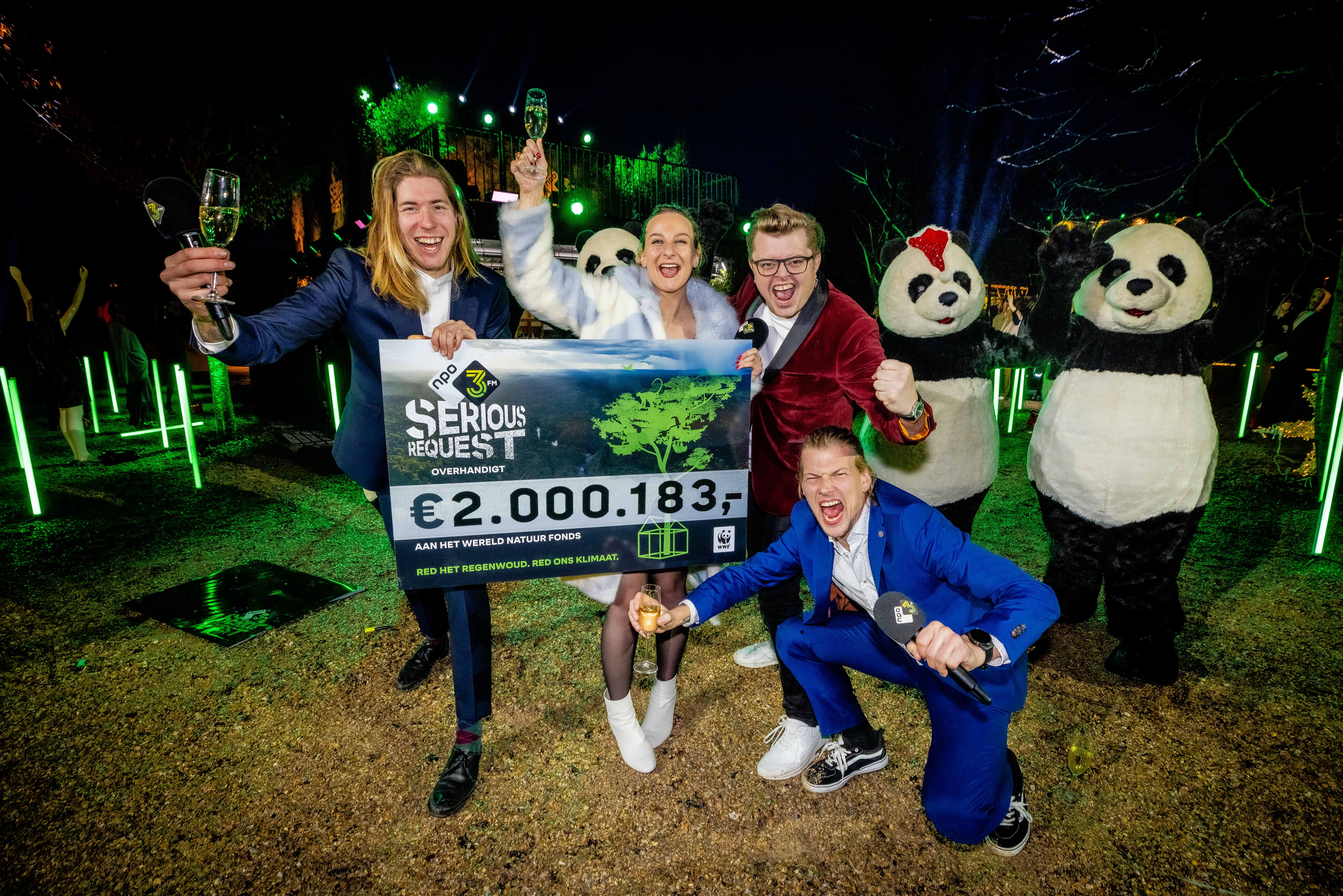 DJs poseren voor cheque Serious Request 2021 met panda's, er is 2.000.183 euro opgehaald!
