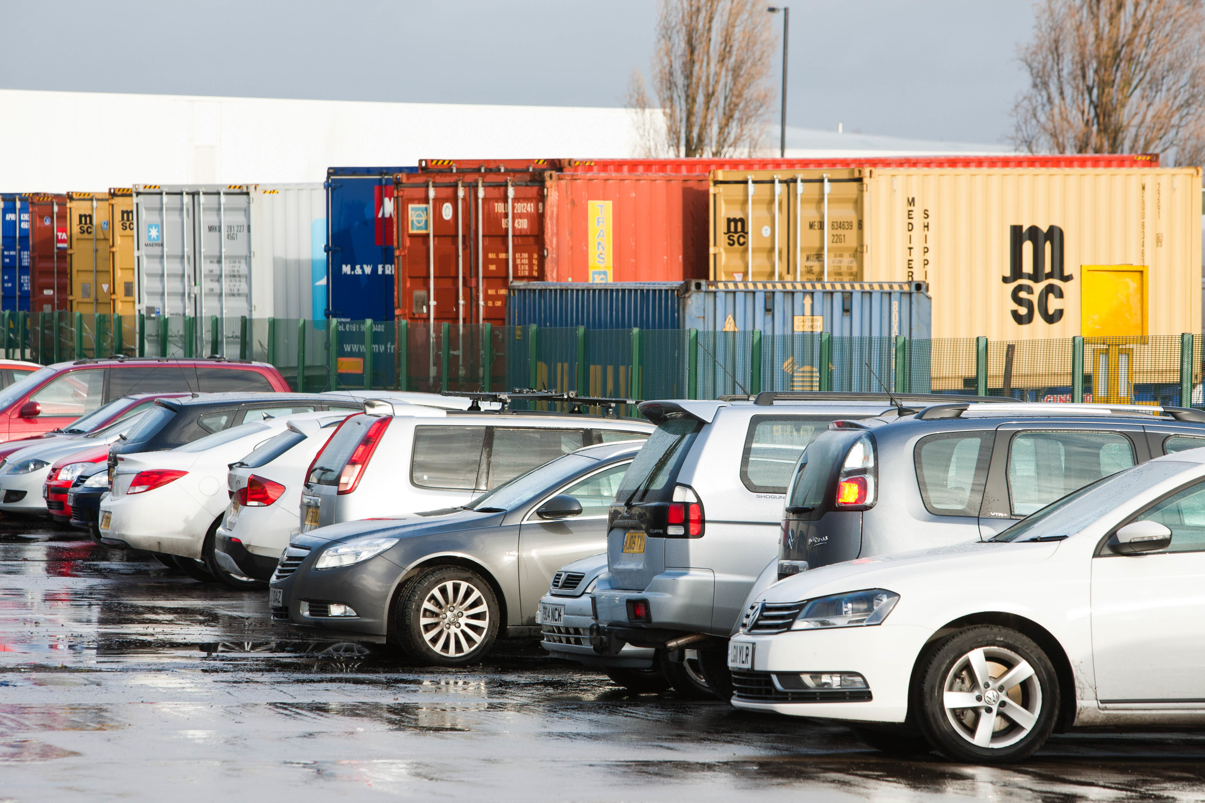 rij met auto's op een parkeerterrein