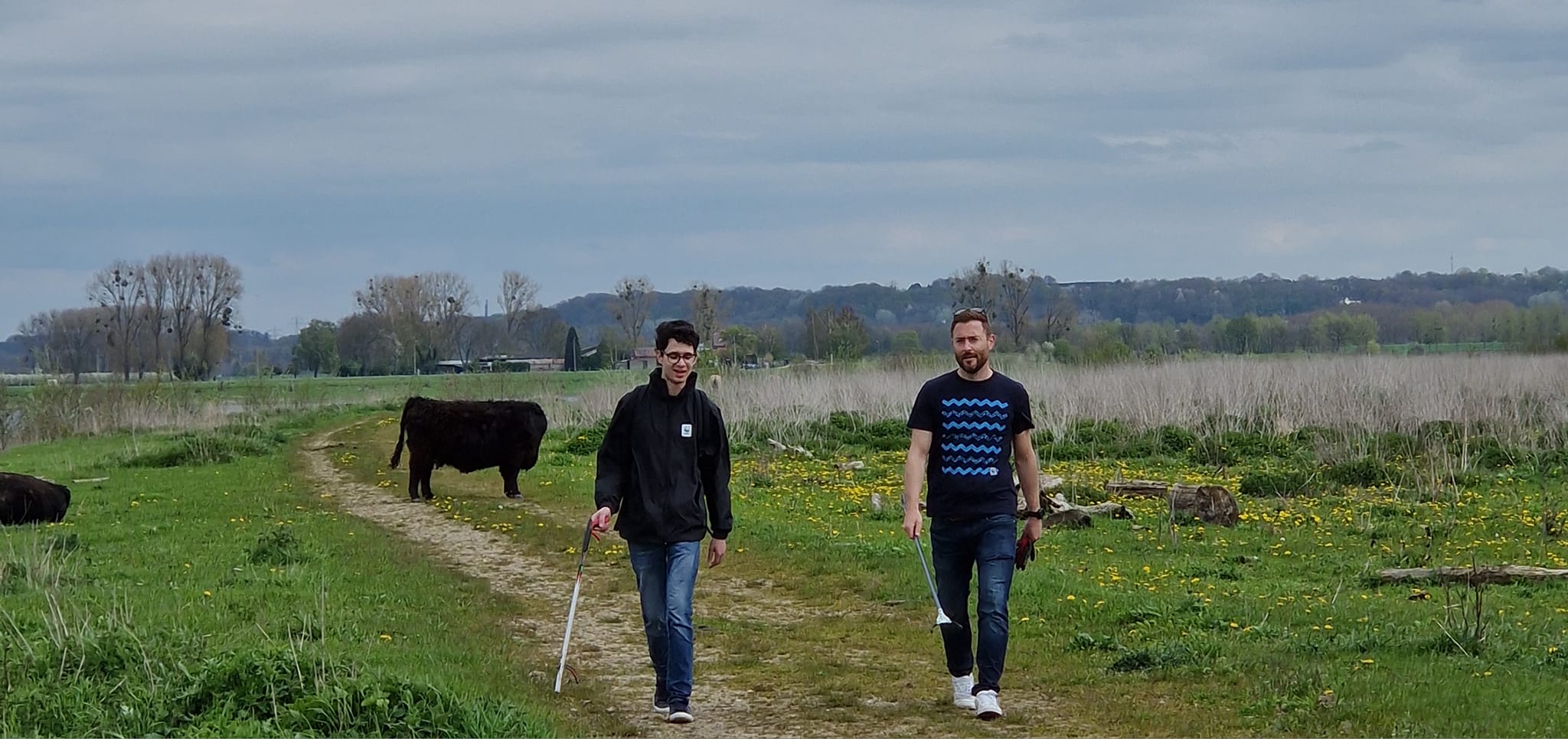 Twee vrijwilligers in de natuur