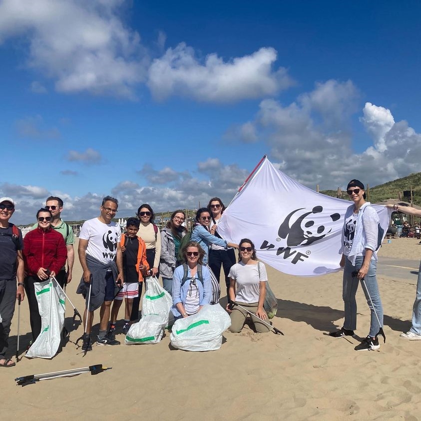Group picture of the WWF-NL volunteers at the beach / groepsfoto van het internationale vrijwilligersteam van WWF