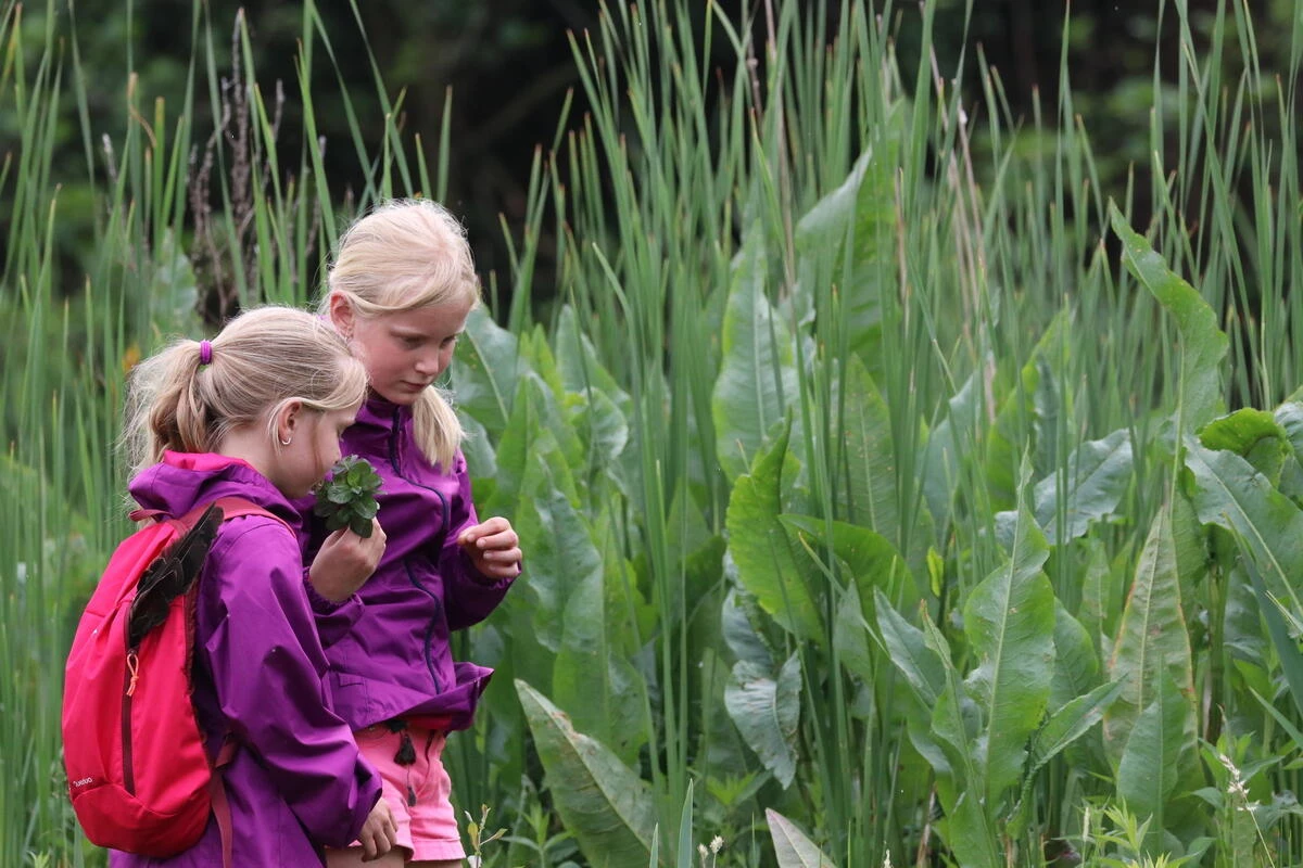 Twee kinderen in de Nederlandse natuur in Nederland, vlakbij een riviertje..jpg