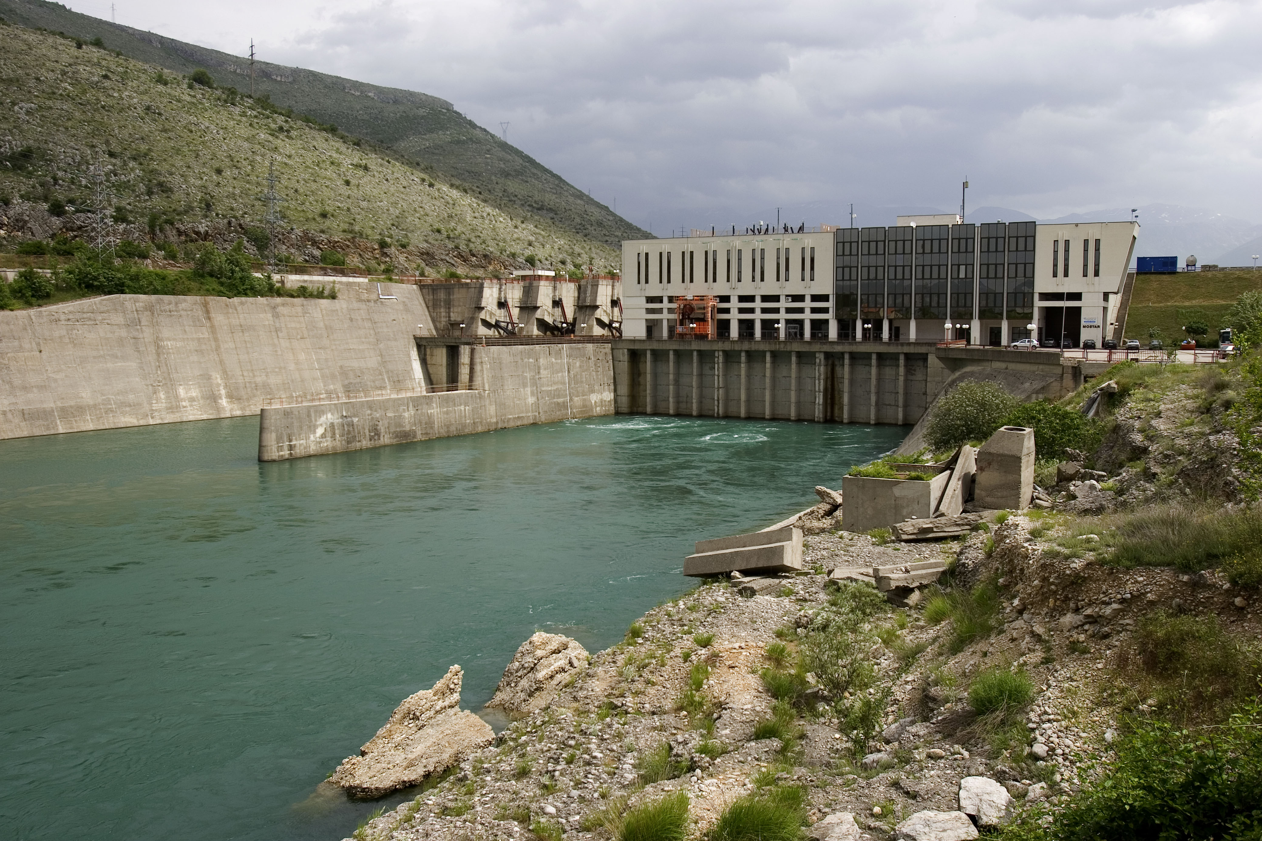 Mostar-dam op de rivier de Neretva