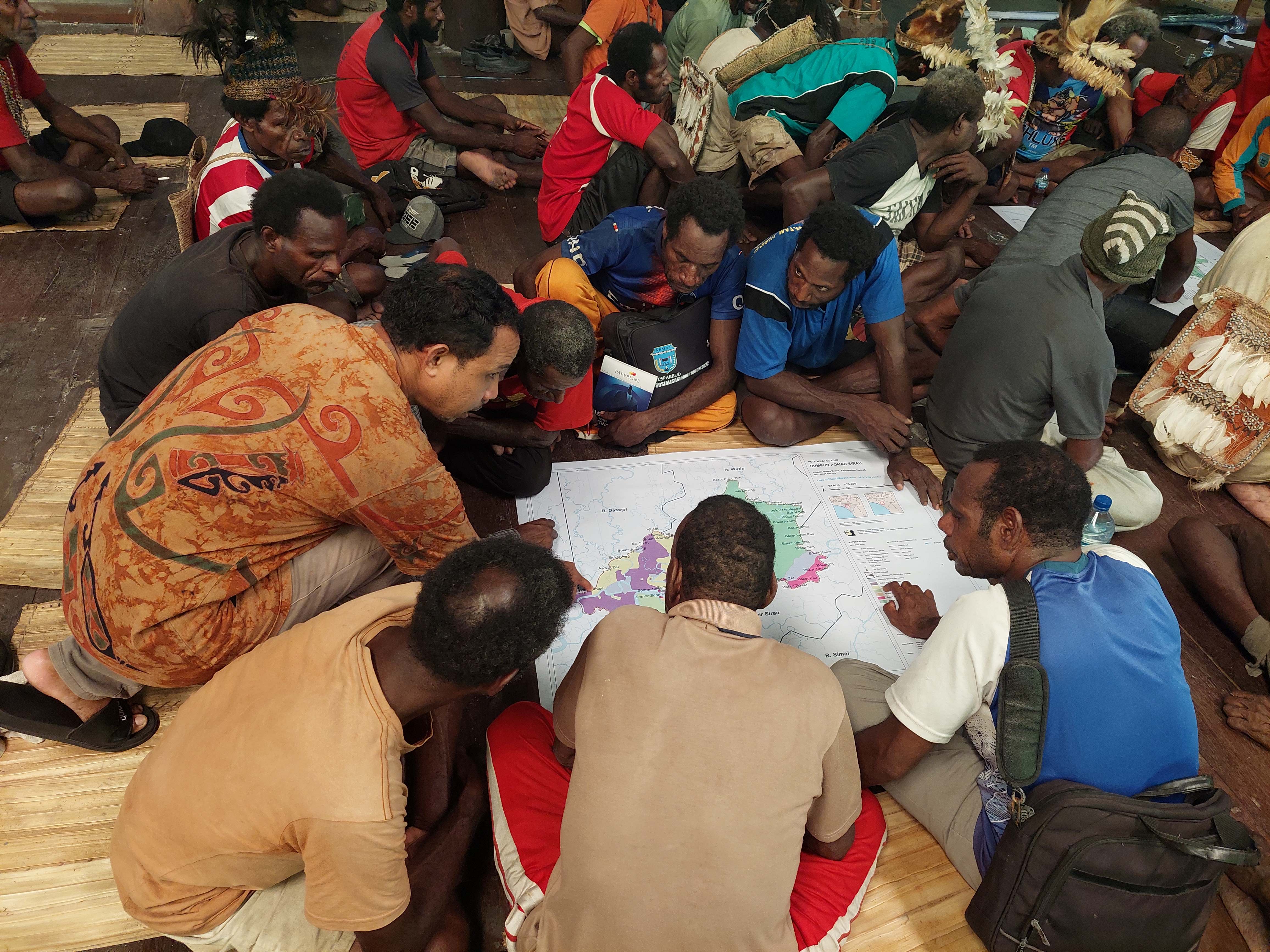 De gemeenschap gebruikt kaarten om grenzen te onderhandelen op basis van objecten of natuurlijke markeringen. Het betreft gemeenschappen uit 10 dorpen binnen het traditionele territorium van Rumpun Pomar Sirau.