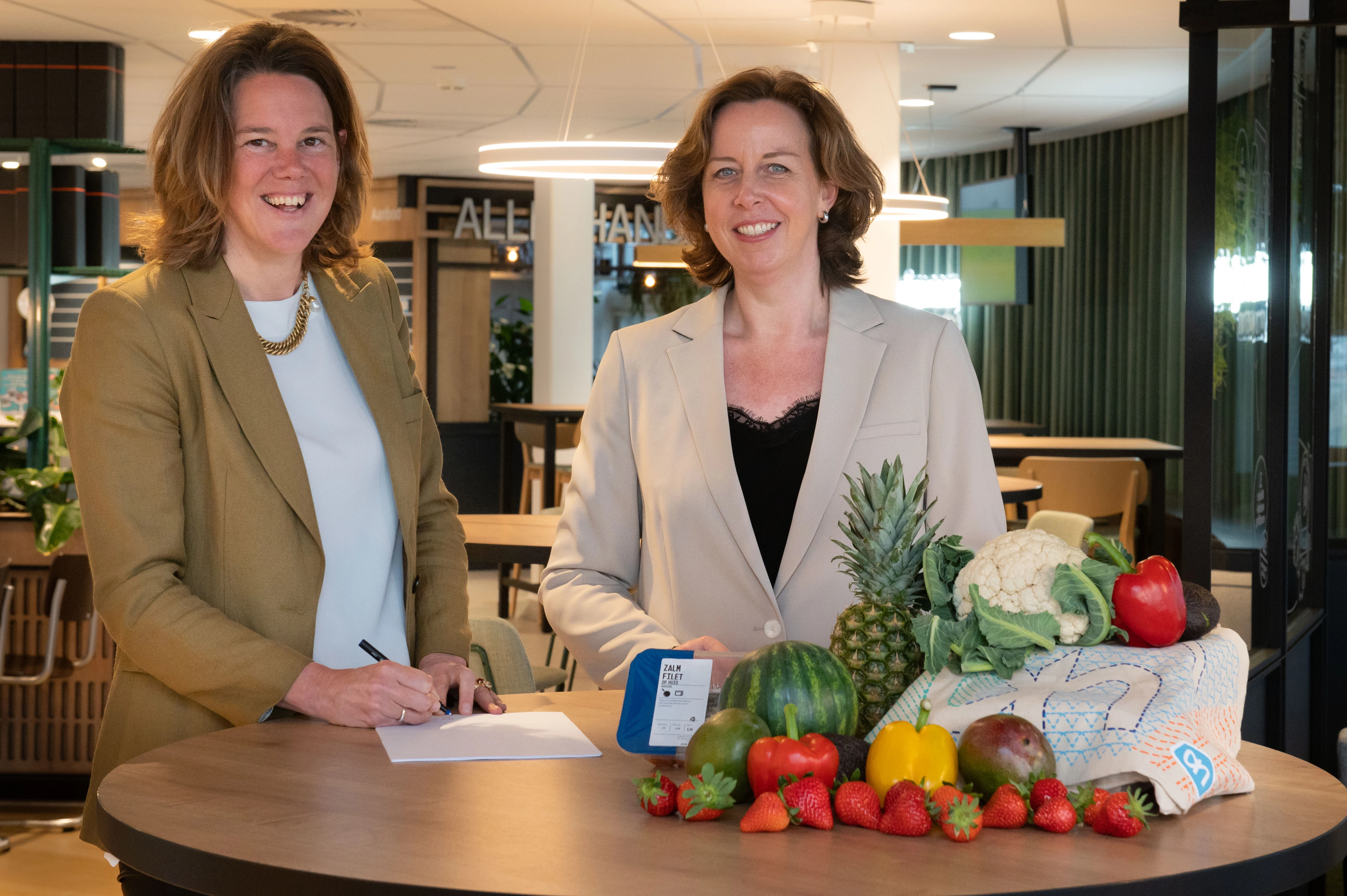 CEO van Albert Heijn Marit van Egmond en directeur van WWF-NL Kirsten Schuijt ondertekenen samenwerkingsovereenkomst juni 2022