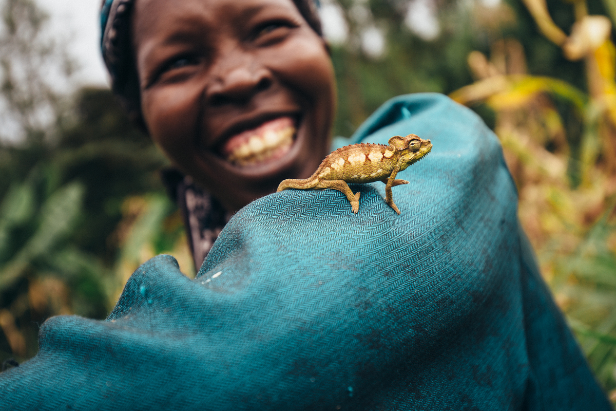 Vrouw met Kameleon, Kenia