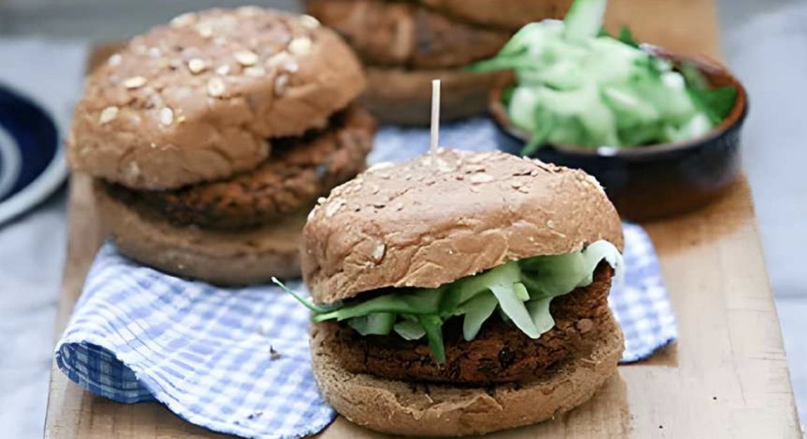 hamburgers liggen op houten plank