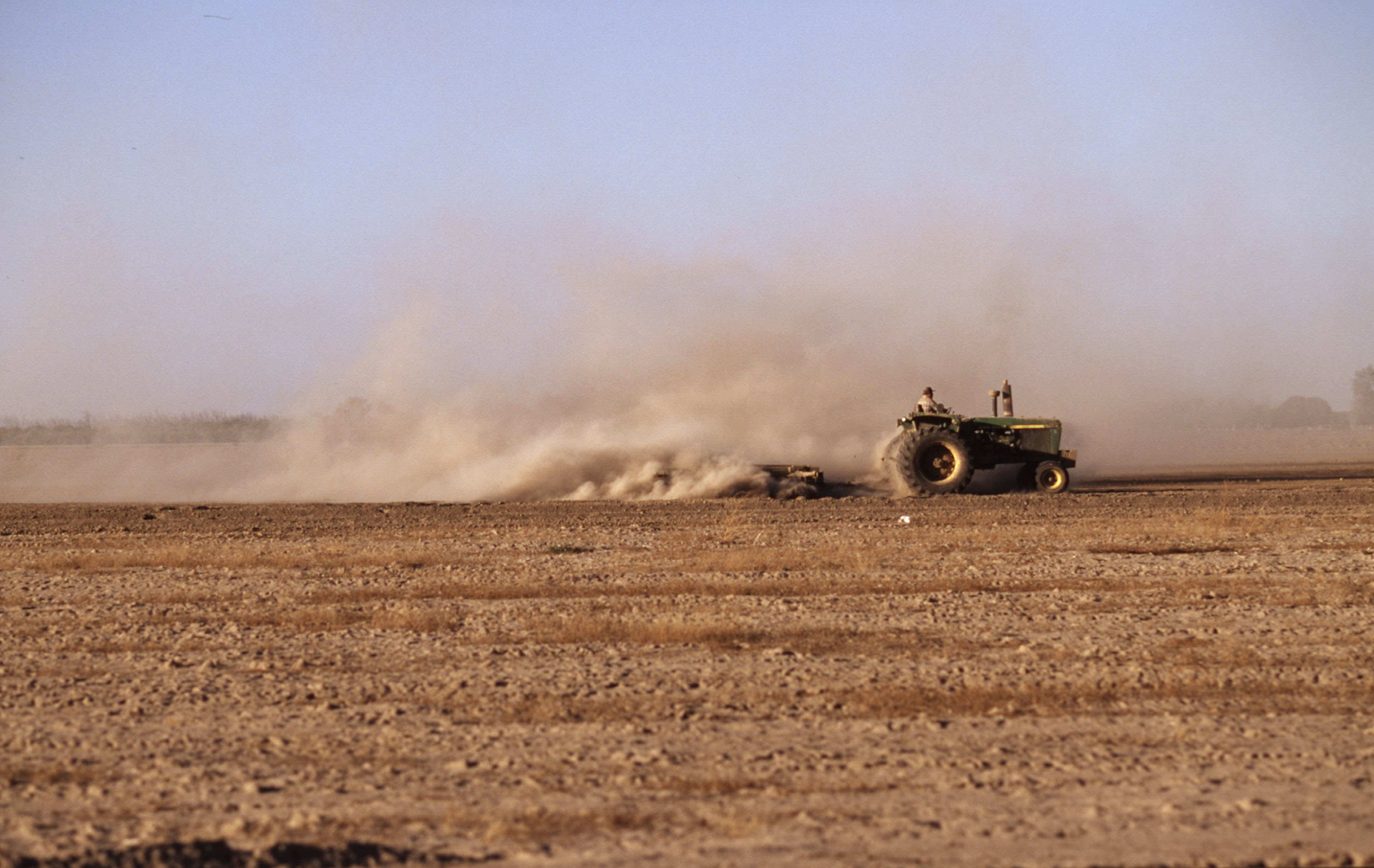 Tractor rijdt op het land