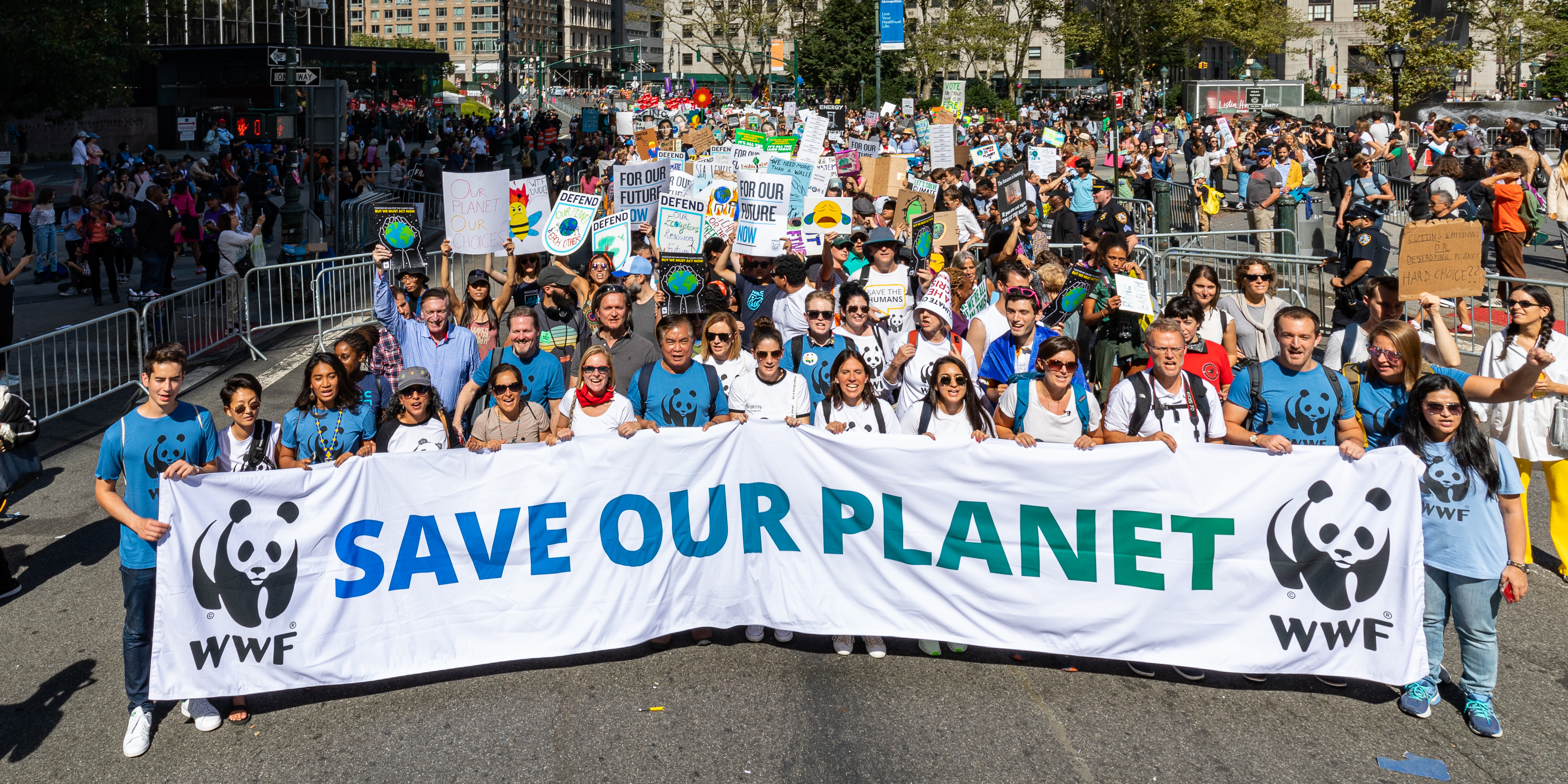 Klimaatmars 2019, New York, groep mensen achter een banner met de woorden 'Save our planet'