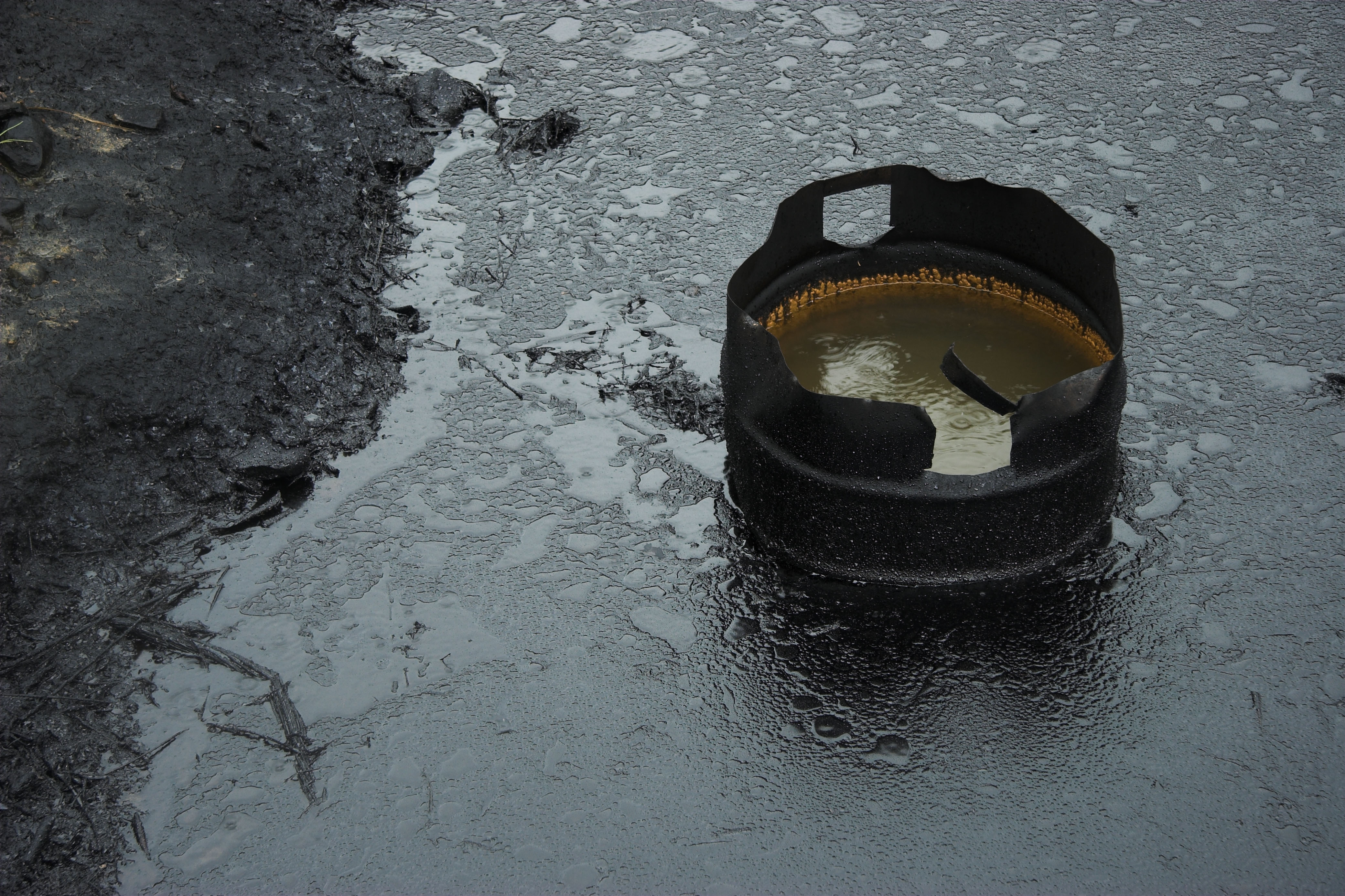 olievat drijft in olie