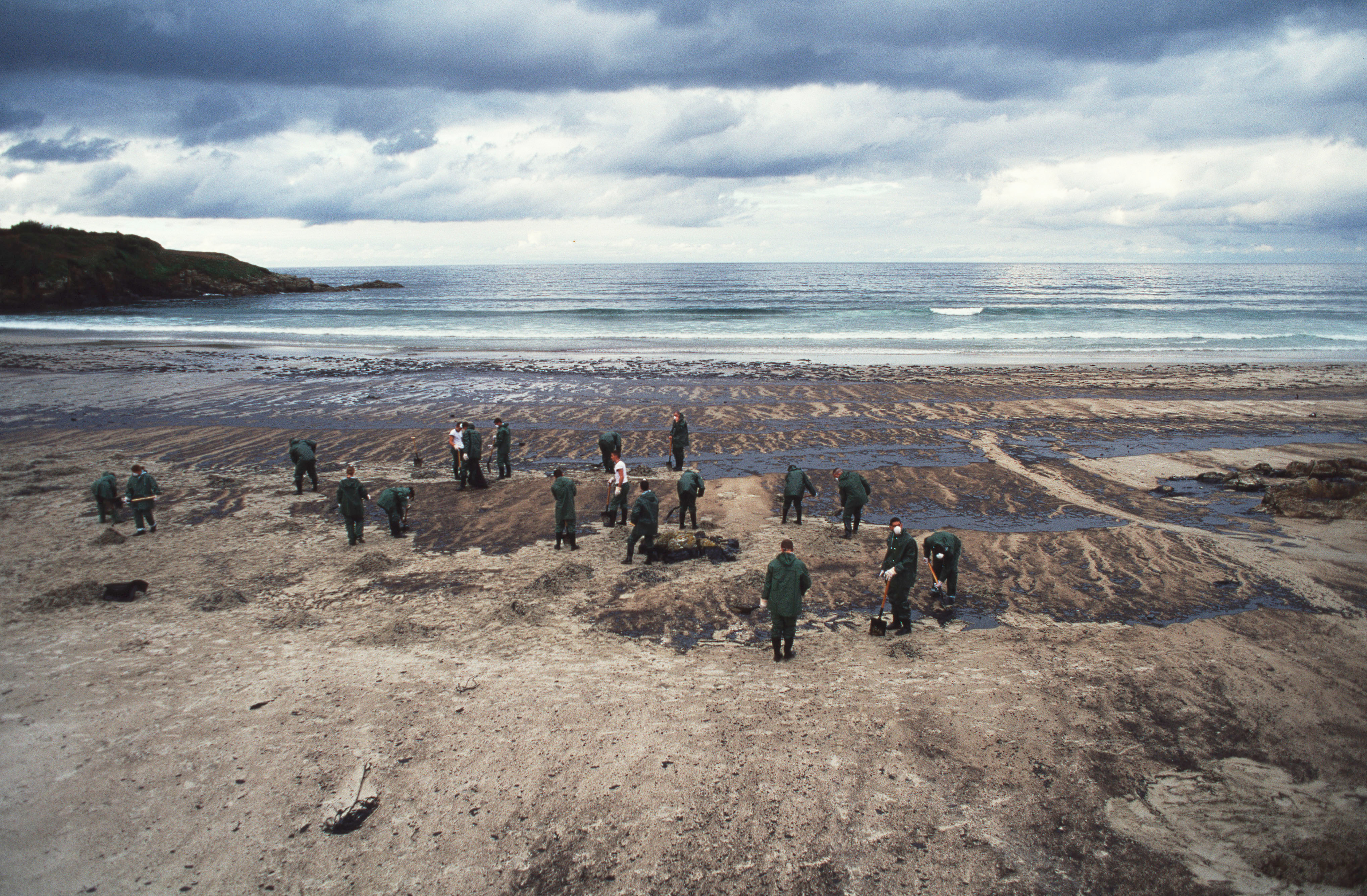 Militairen maken strand schoon in Spanje