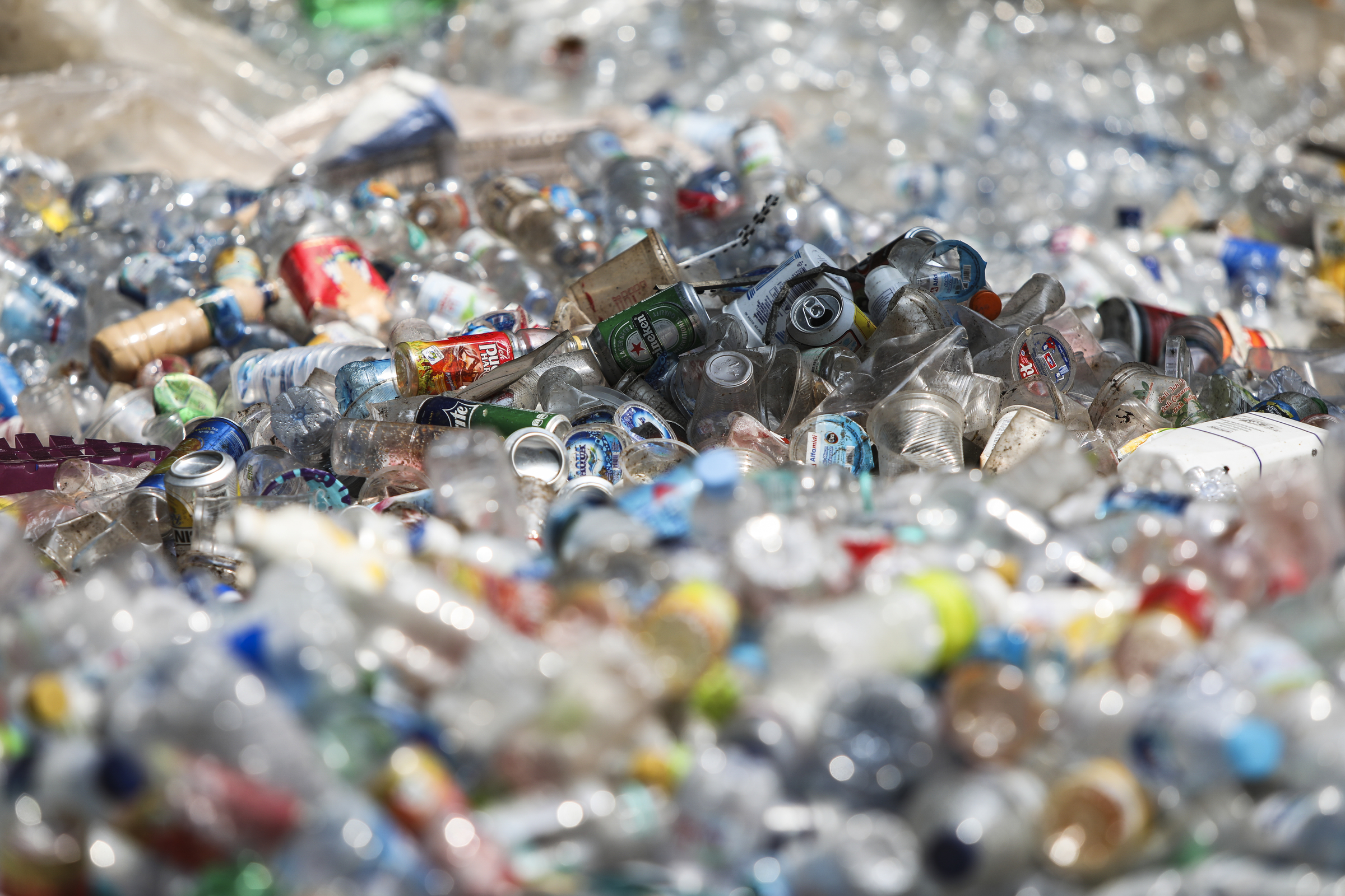 Stapels plastic blikjes en flesjes