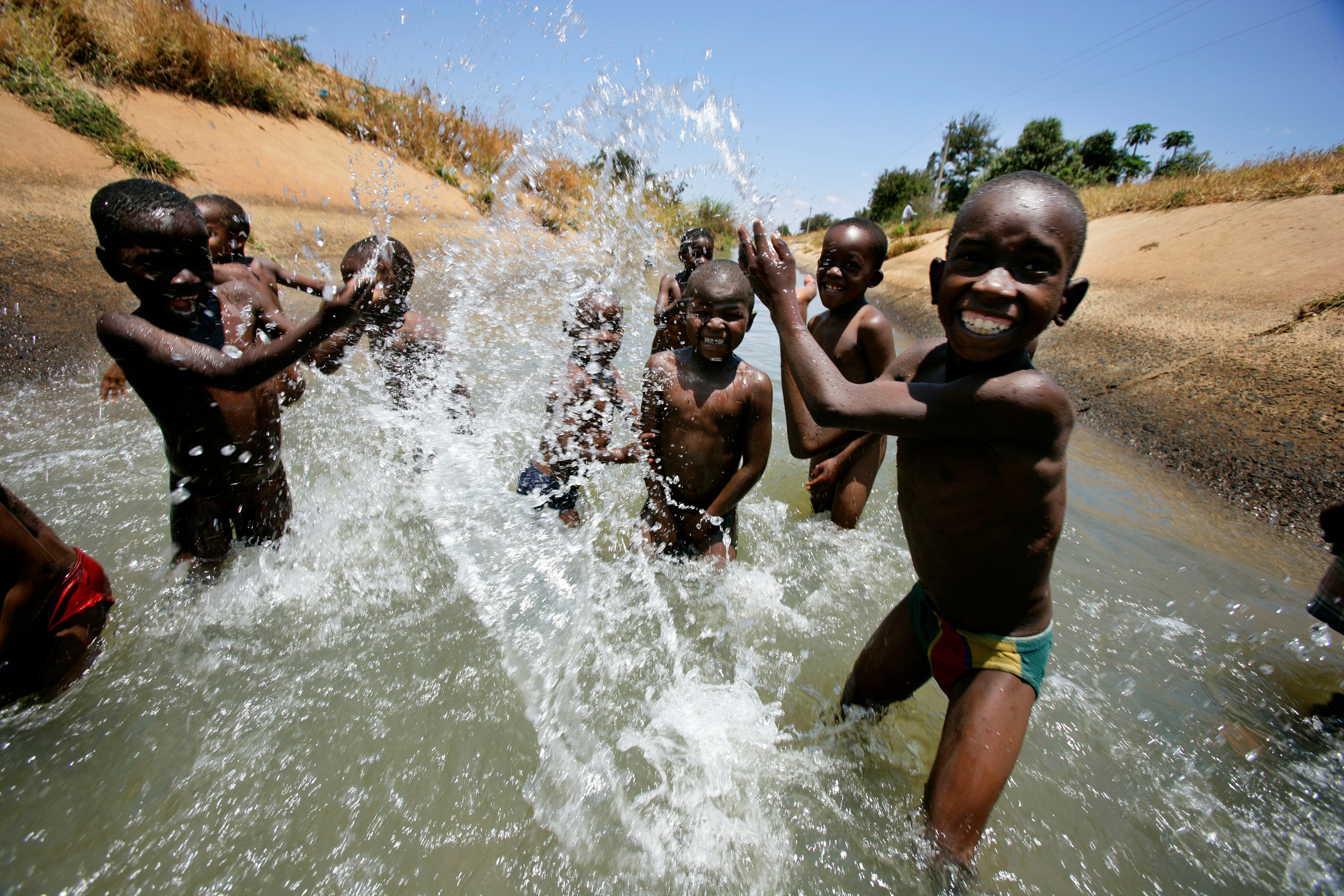Groep jongens die in de rivier spelen in Tanzania