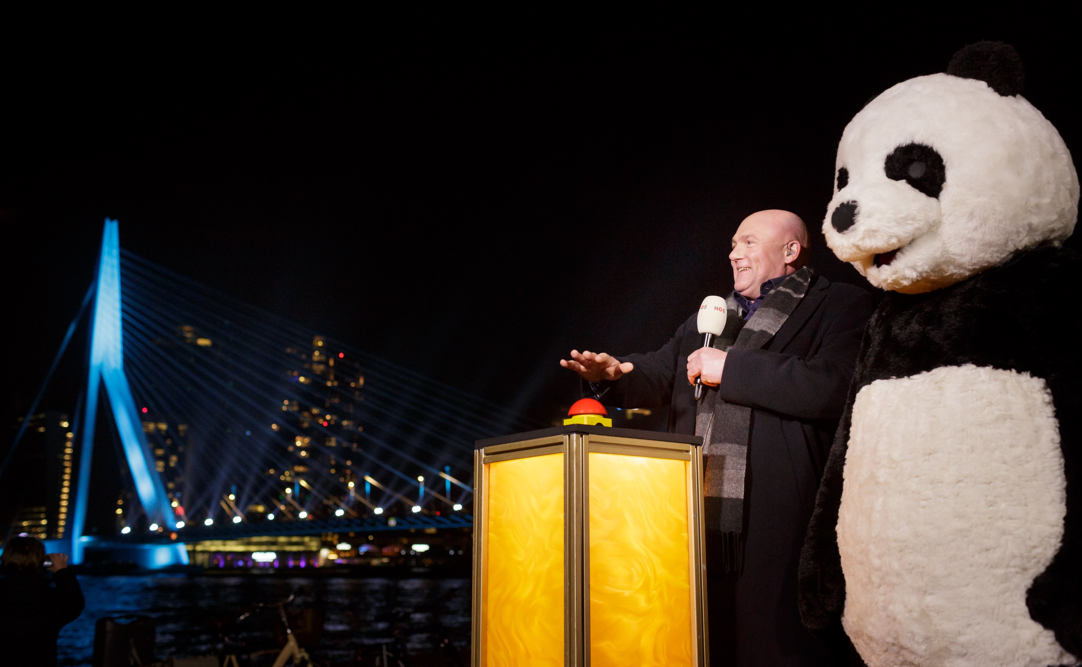 Astronaut en WWF-ambassadeur André Kuipers drukt op de knop om Earth Hour 2018 in Nederland af te trappen
