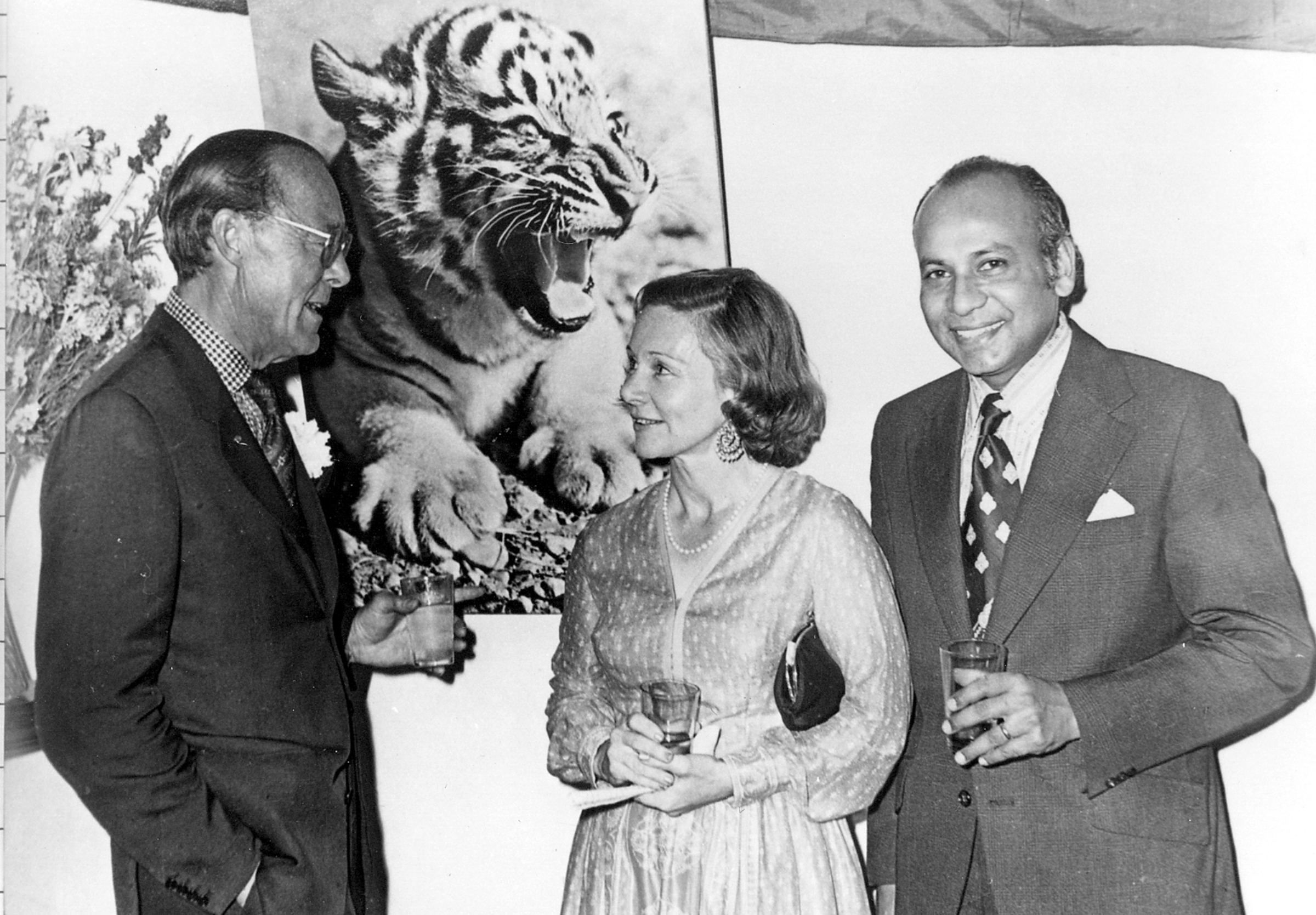 Prins Bernhard in gesprek met Anne Wright en aan de heer PK Glosh bij een receptie