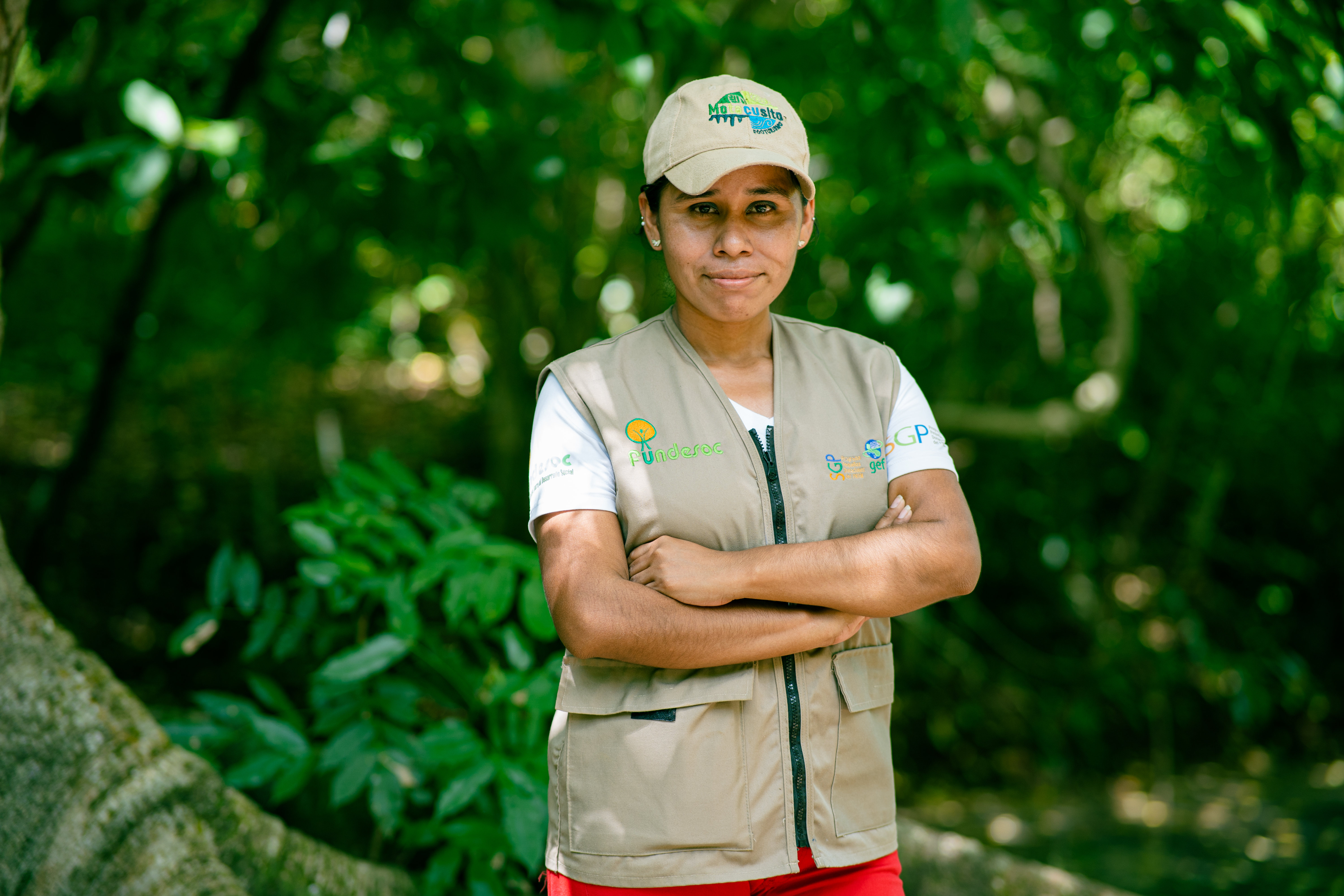 vrouw kijkt in camera