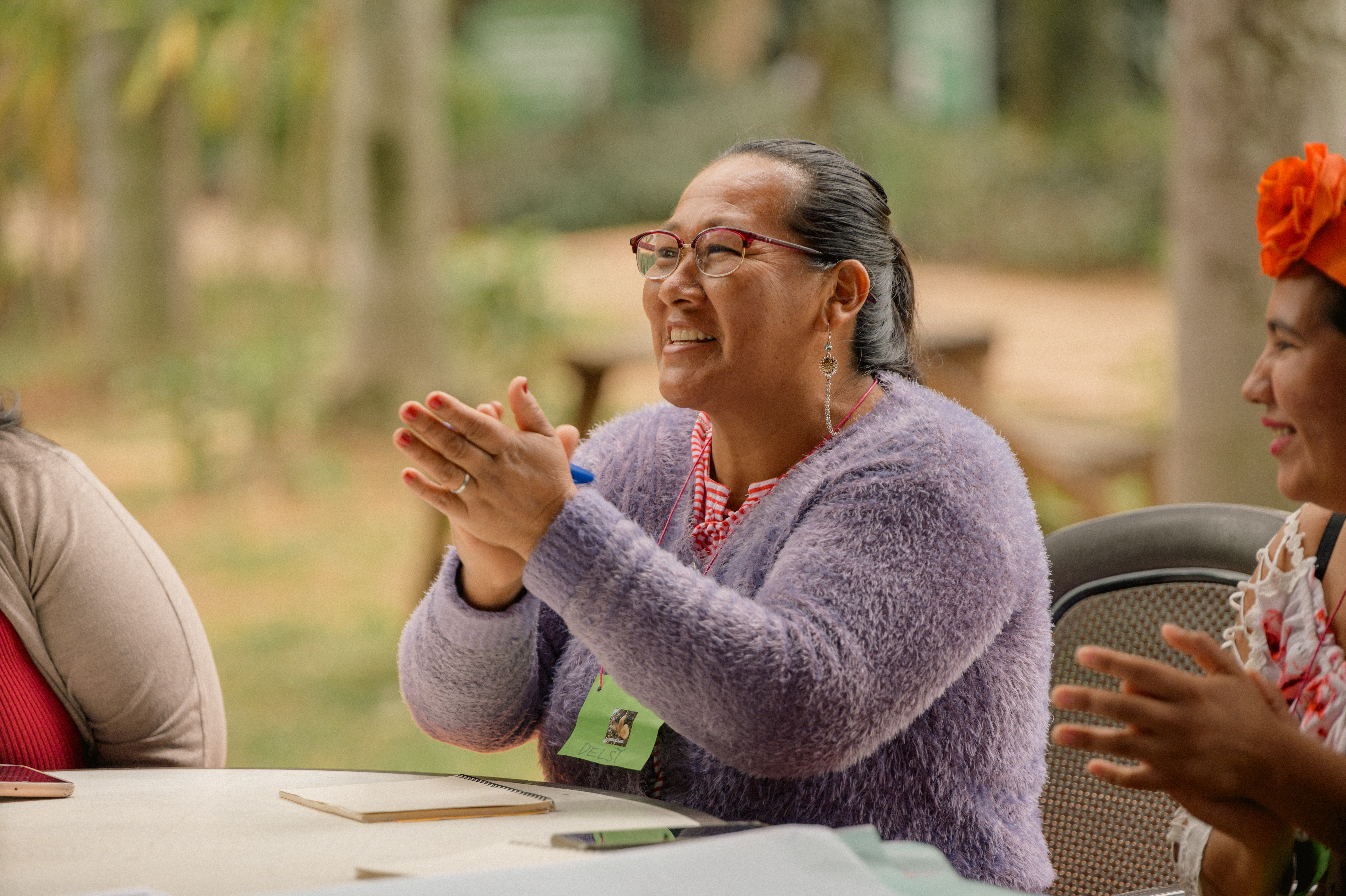 vrouw glimlacht en klapt