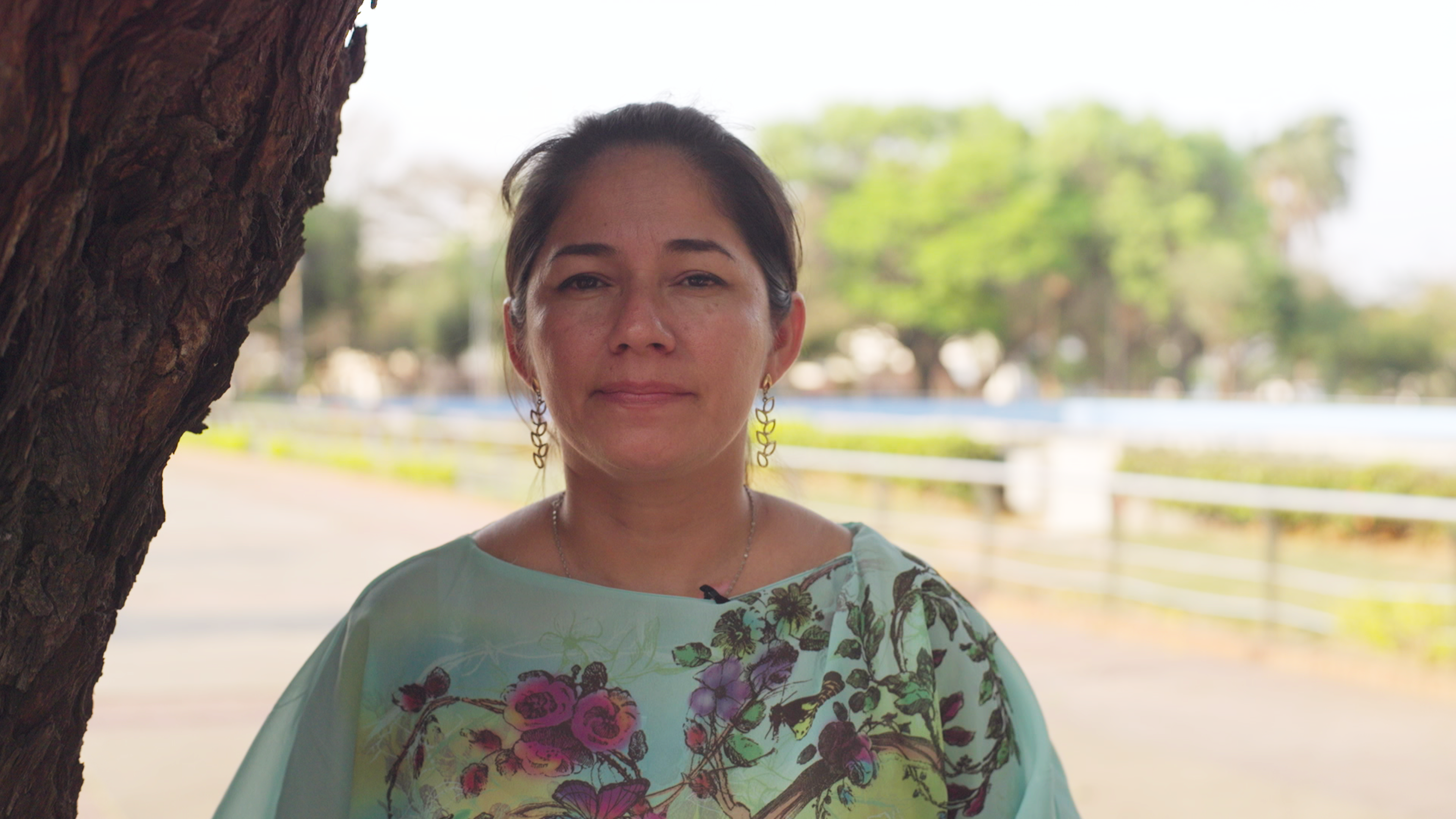 portretfoto van vrouw met shirt met bloemen